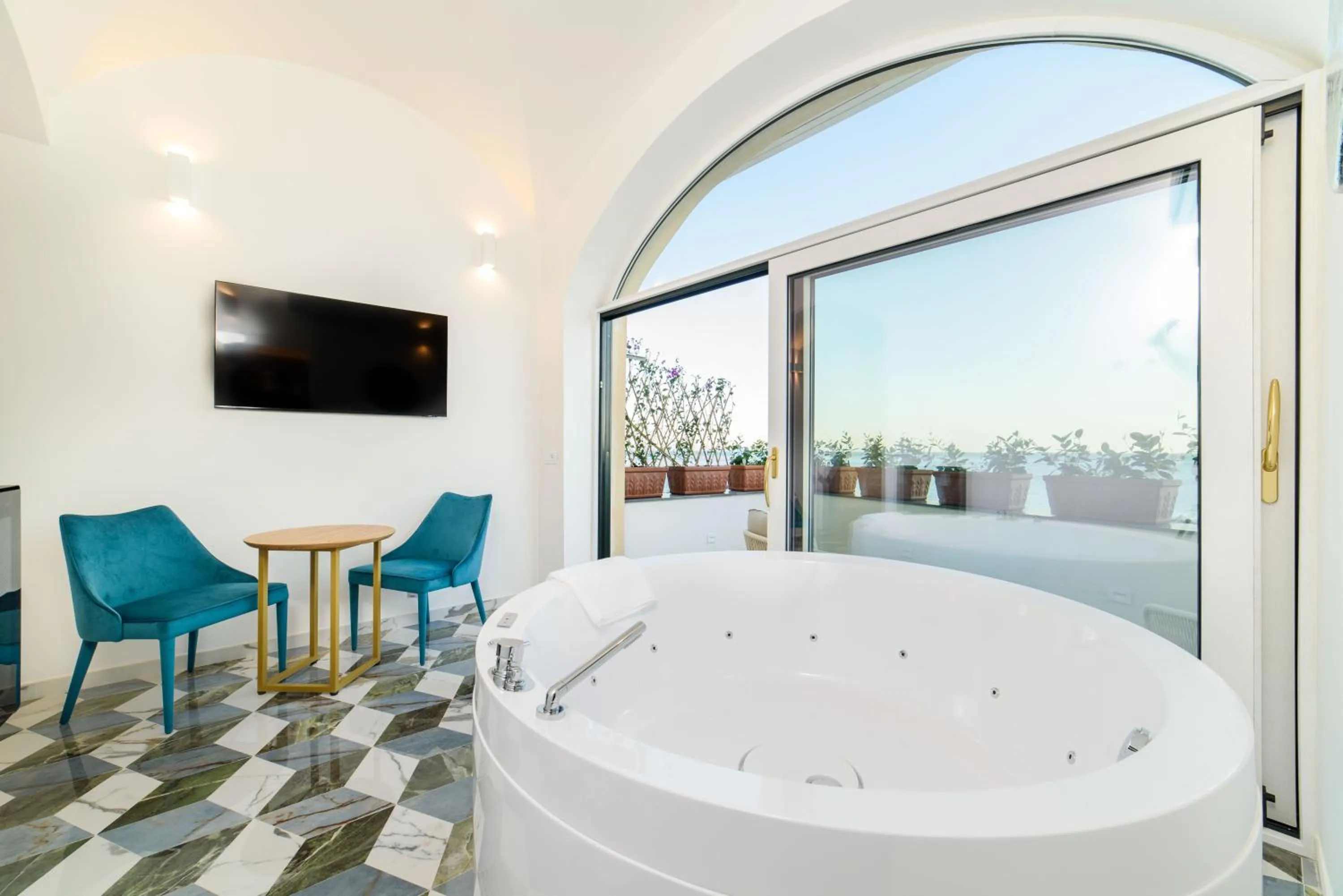 Hot Tub in Palazzo Vitagliano