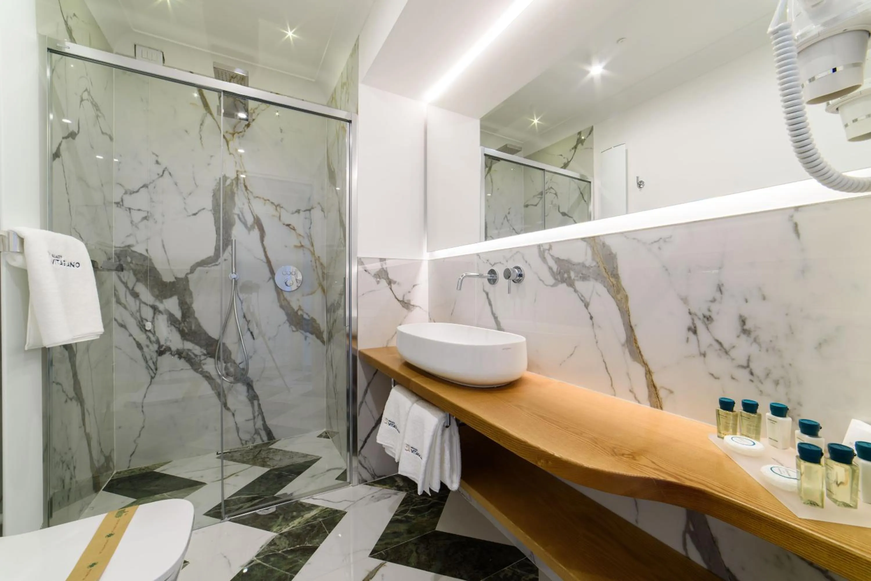 Shower in Palazzo Vitagliano