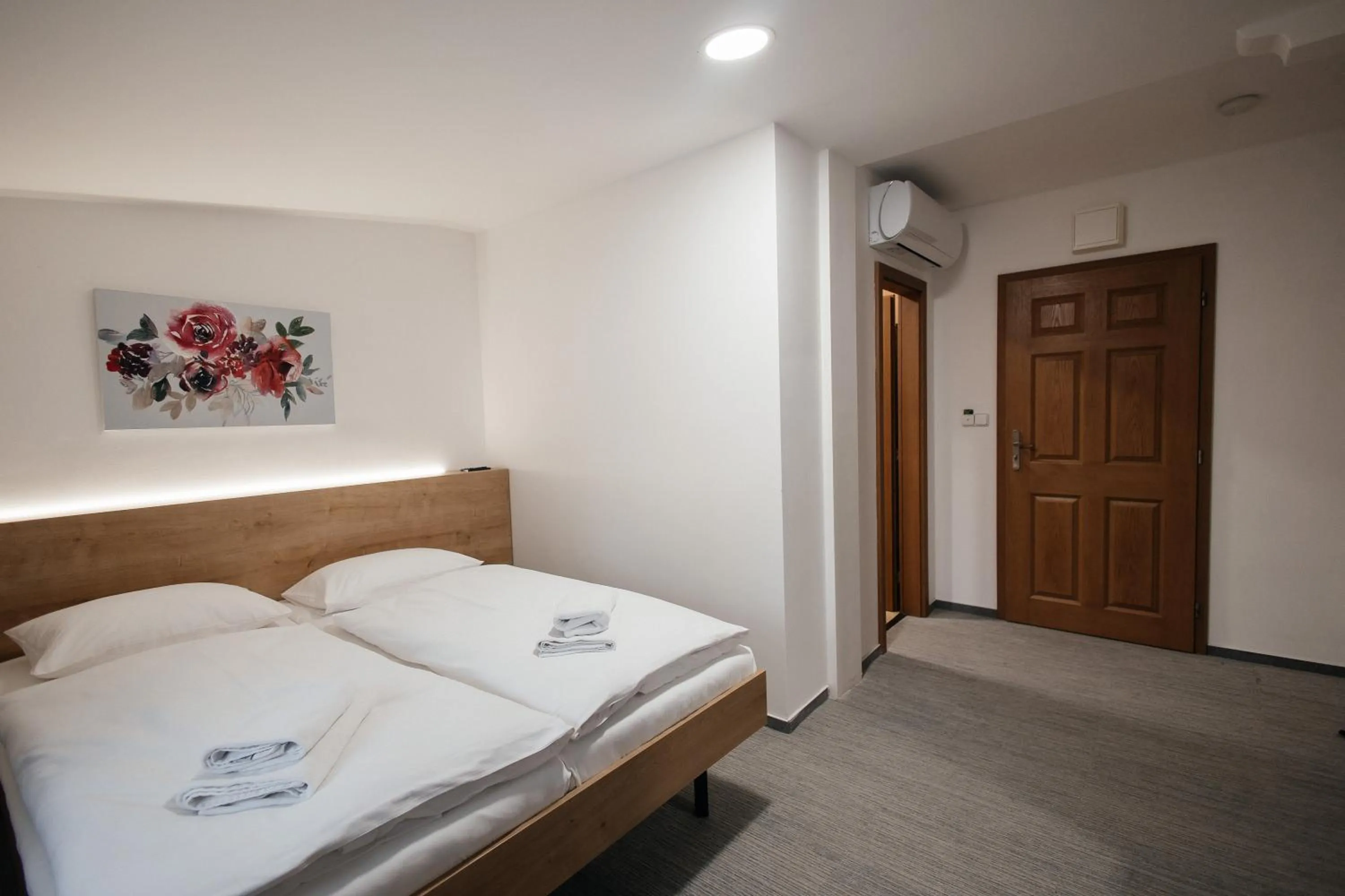 Bed in Golden Golem hotel & Spa