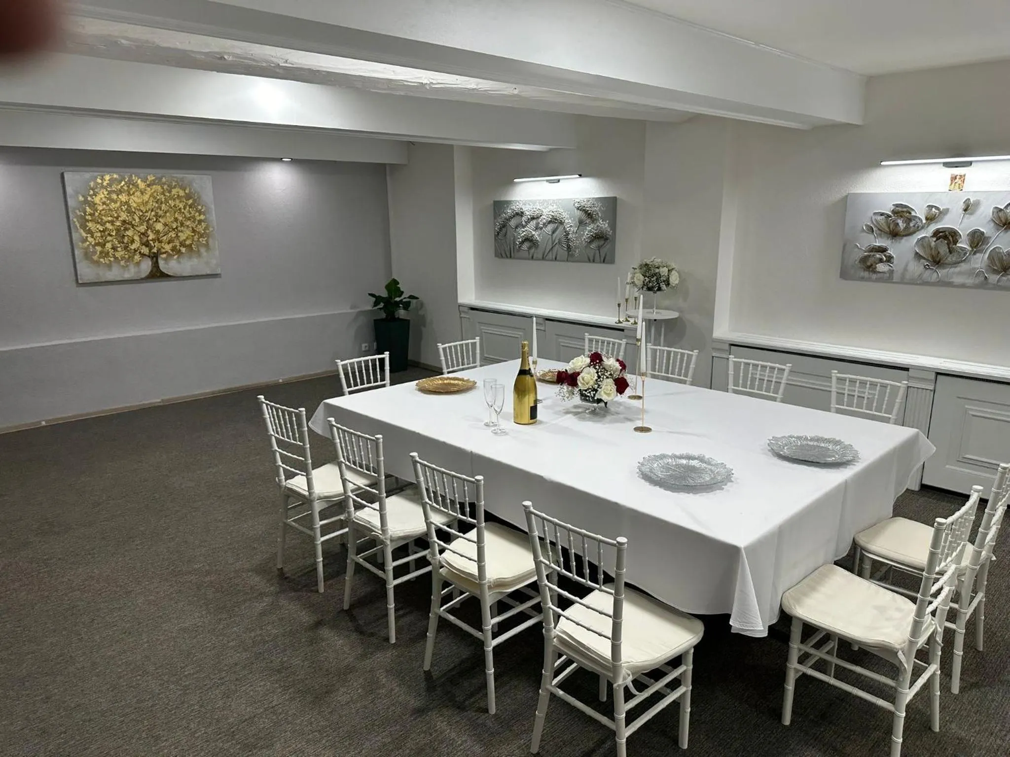 Restaurant/places to eat in Golden Golem hotel & Spa