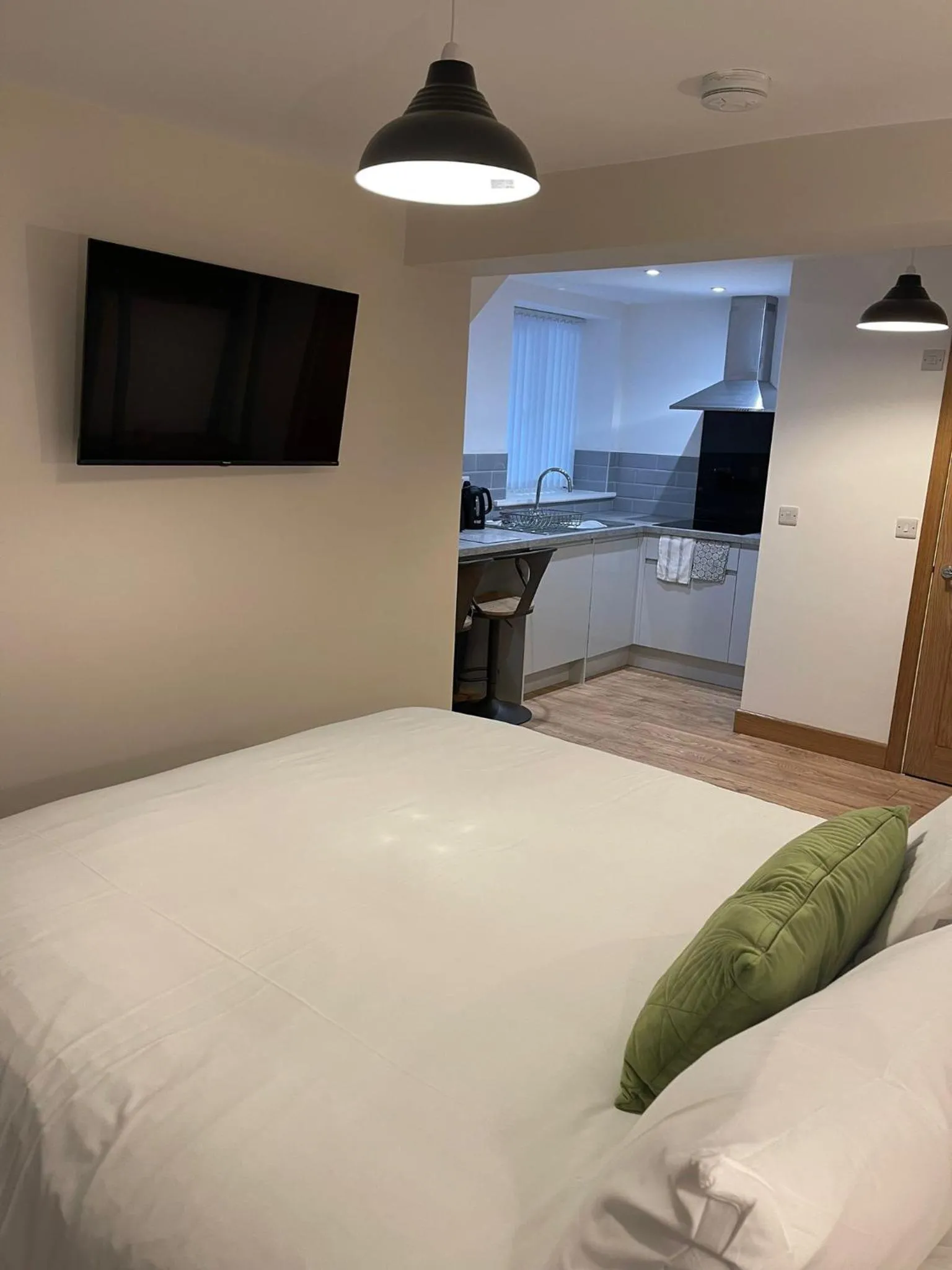 Photo of the whole room, Bed in HQ Pencadlys