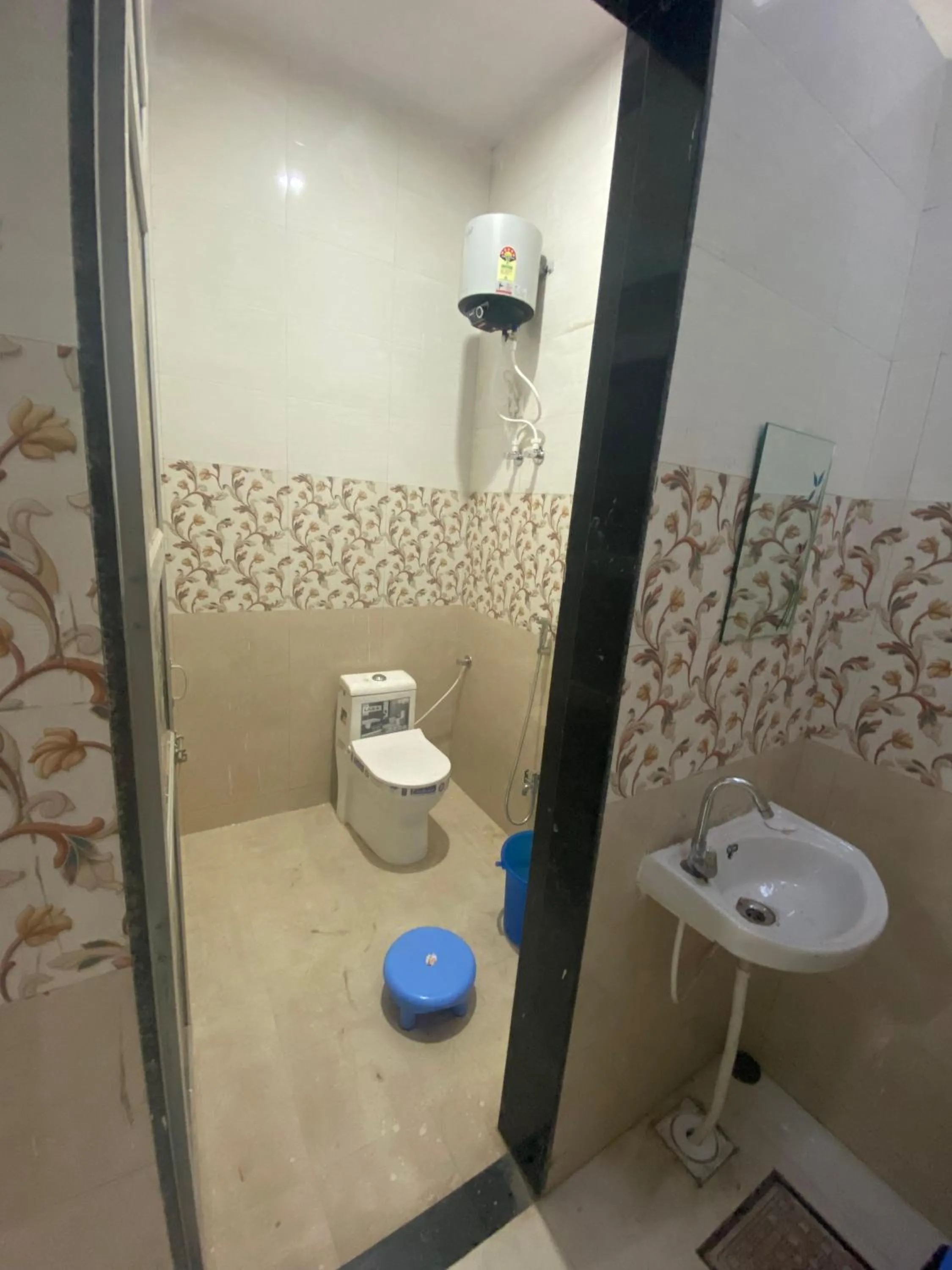 Shower in BHAI BHAI GUEST HOUSE