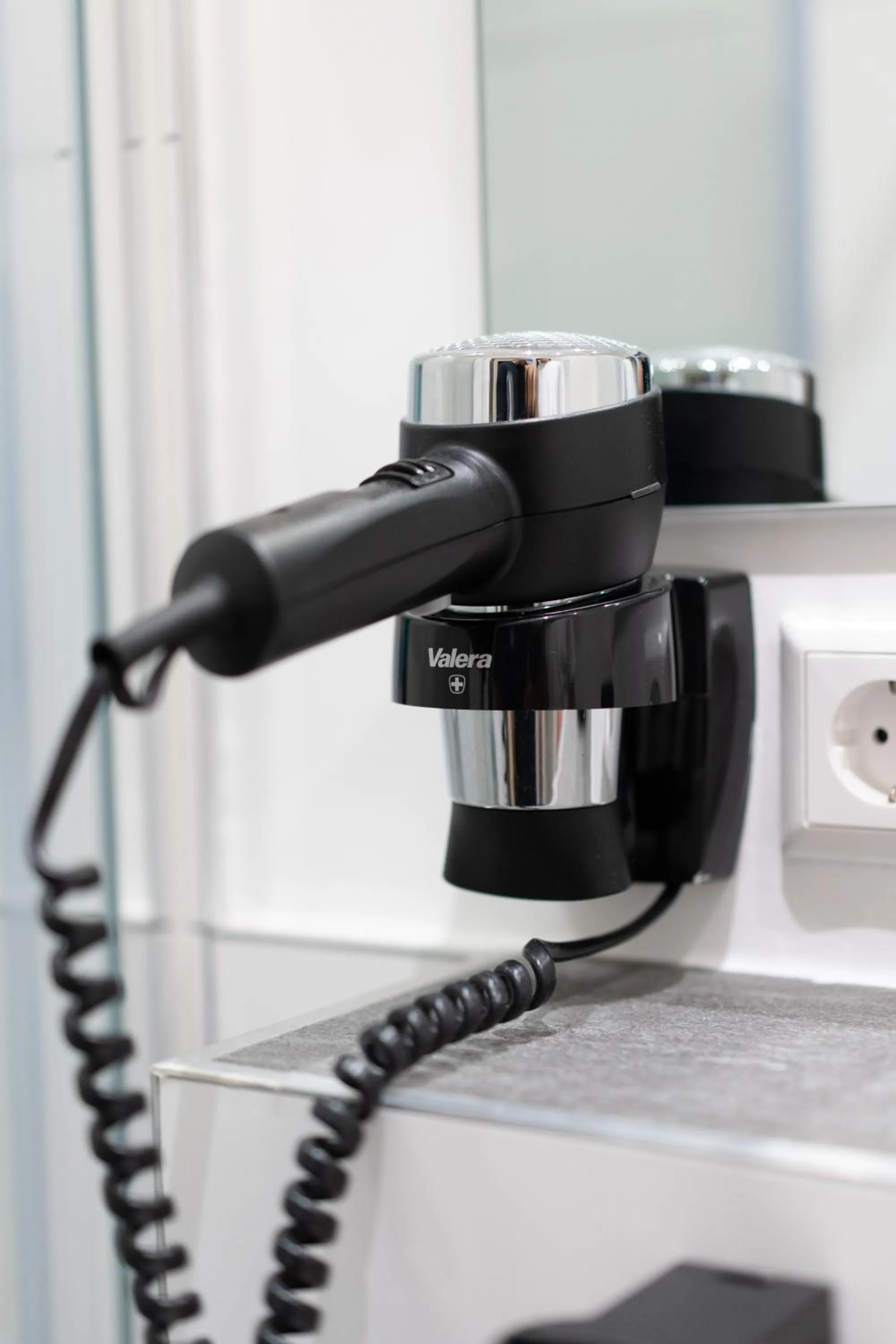 hair dryier in Chérisy Hotel Konstanz - Self Check-in Only