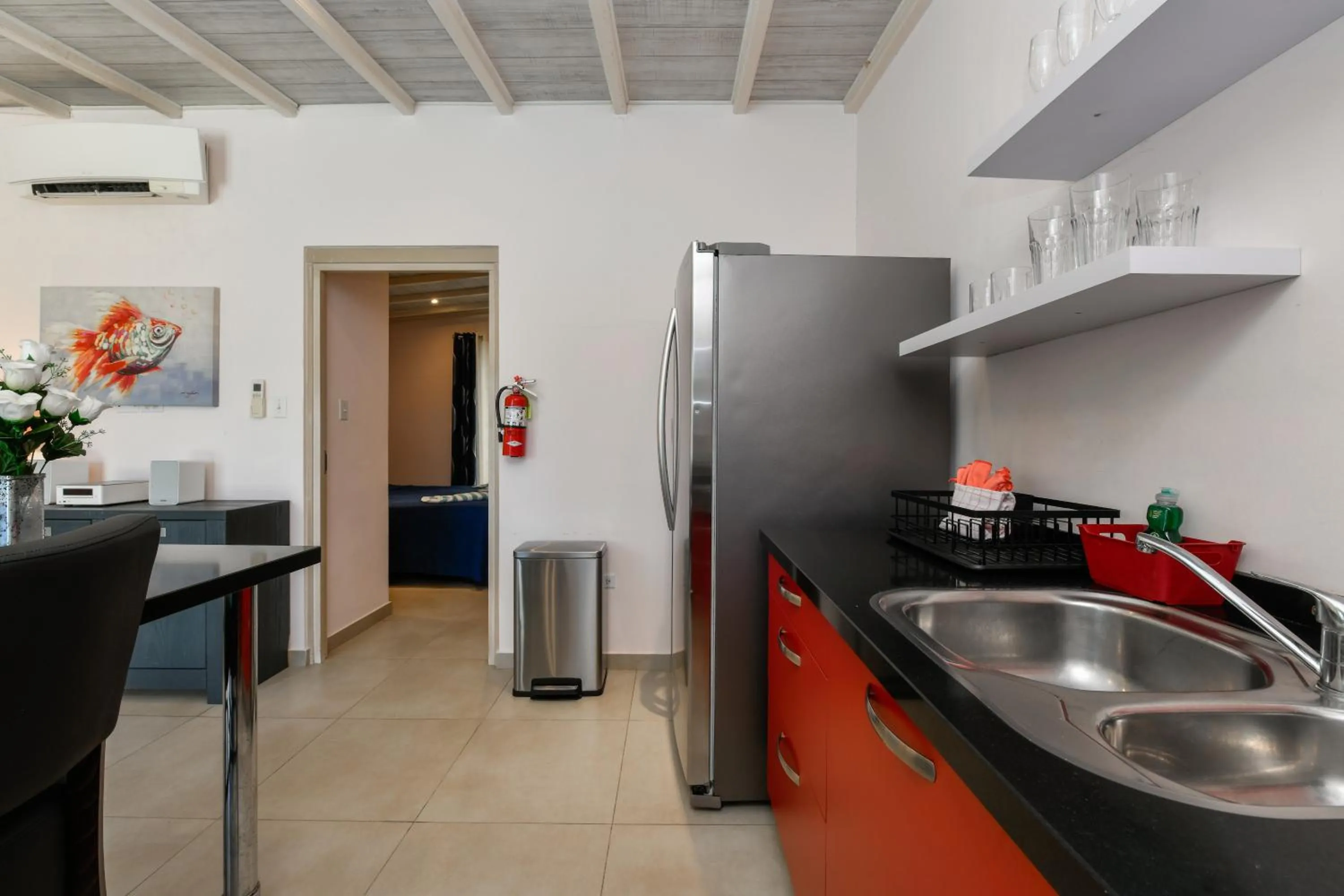 Kitchen or kitchenette in Boutique Hotel Swiss Paradise Aruba Villas and Suites