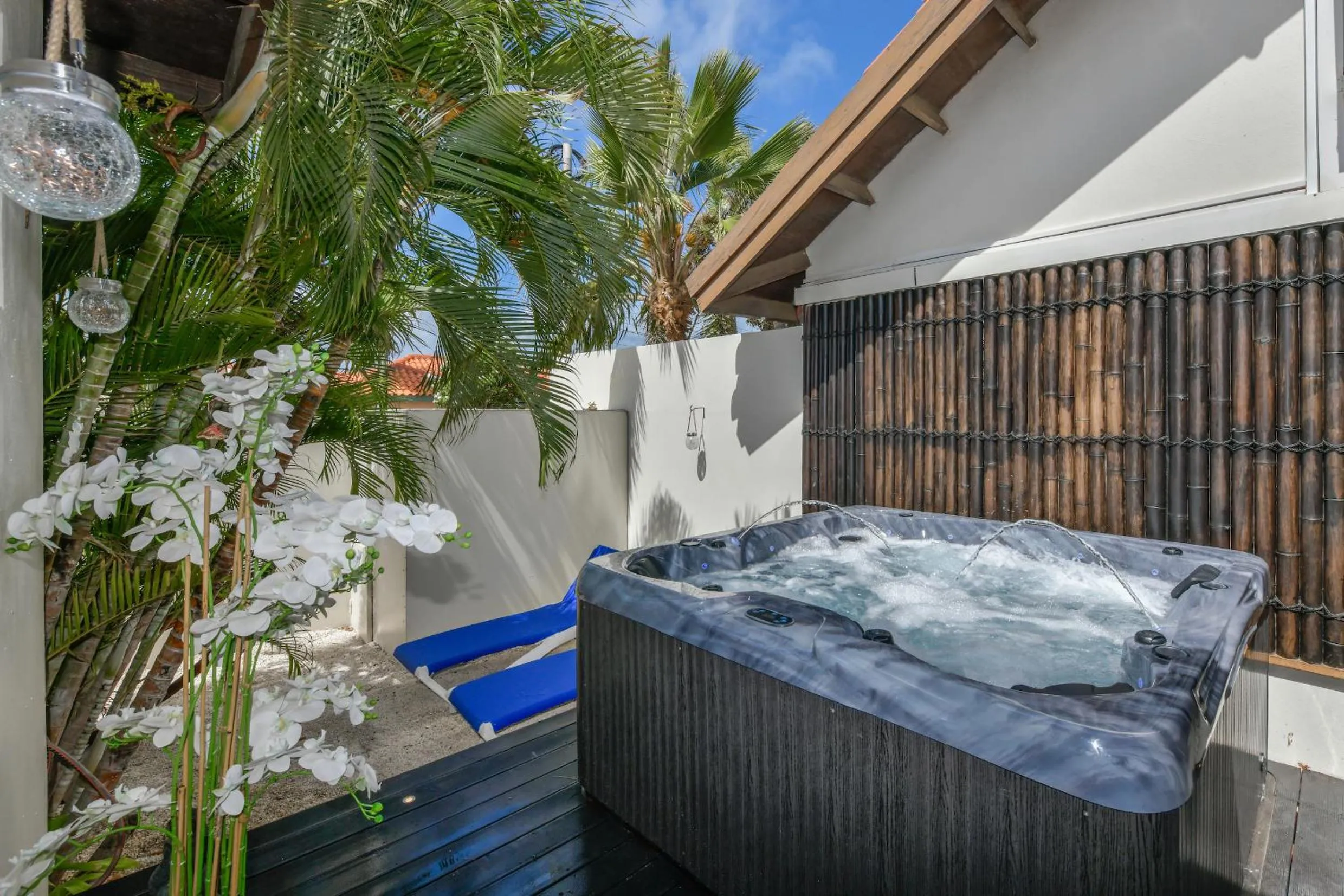 Hot Tub in Boutique Hotel Swiss Paradise Aruba Villas and Suites