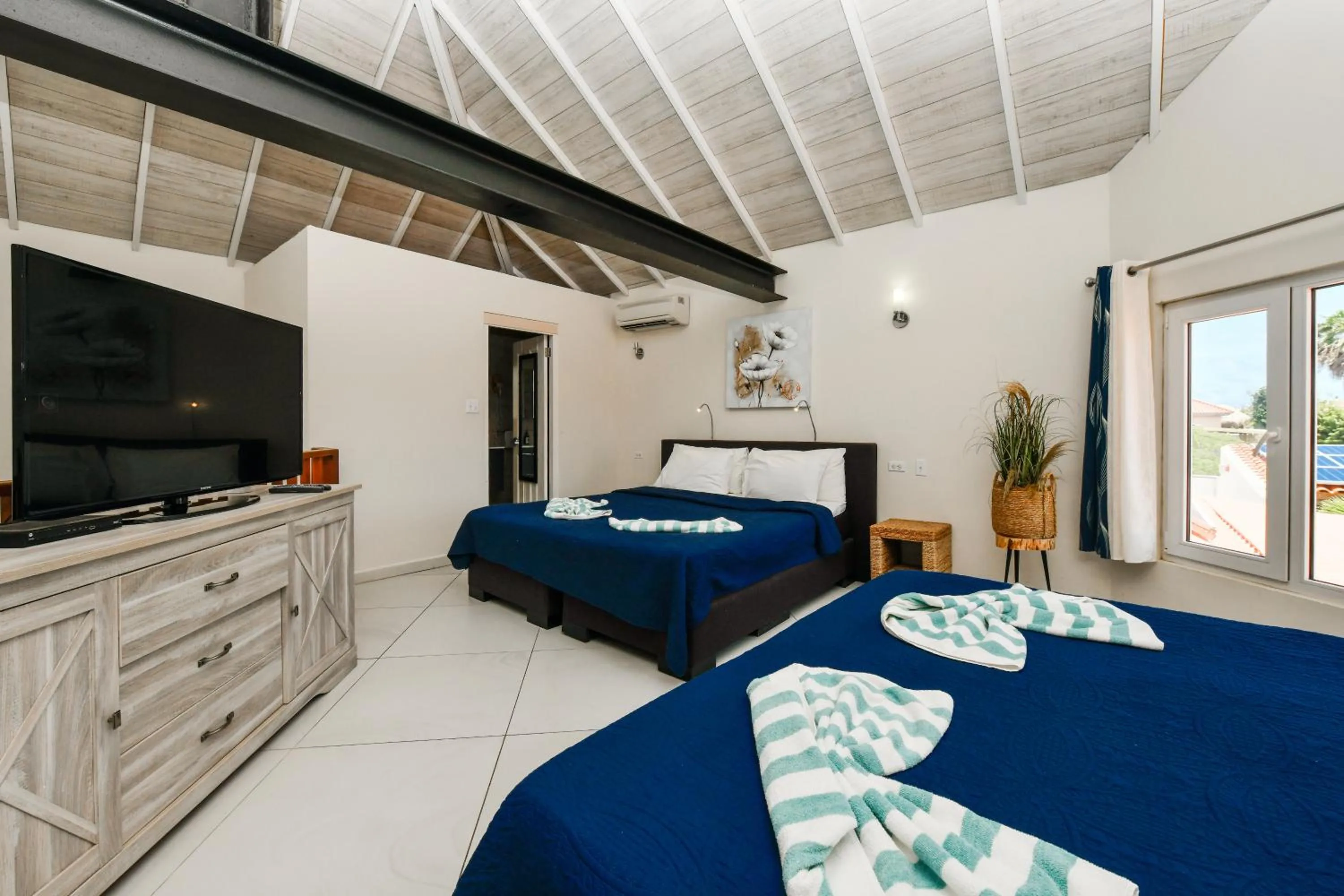 Bed in Boutique Hotel Swiss Paradise Aruba Villas and Suites