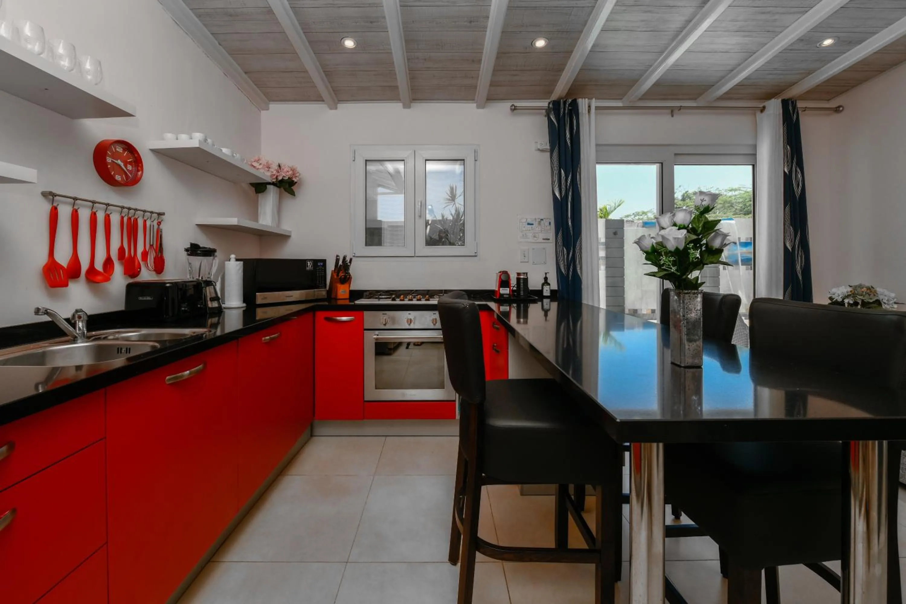 Kitchen or kitchenette in Boutique Hotel Swiss Paradise Aruba Villas and Suites