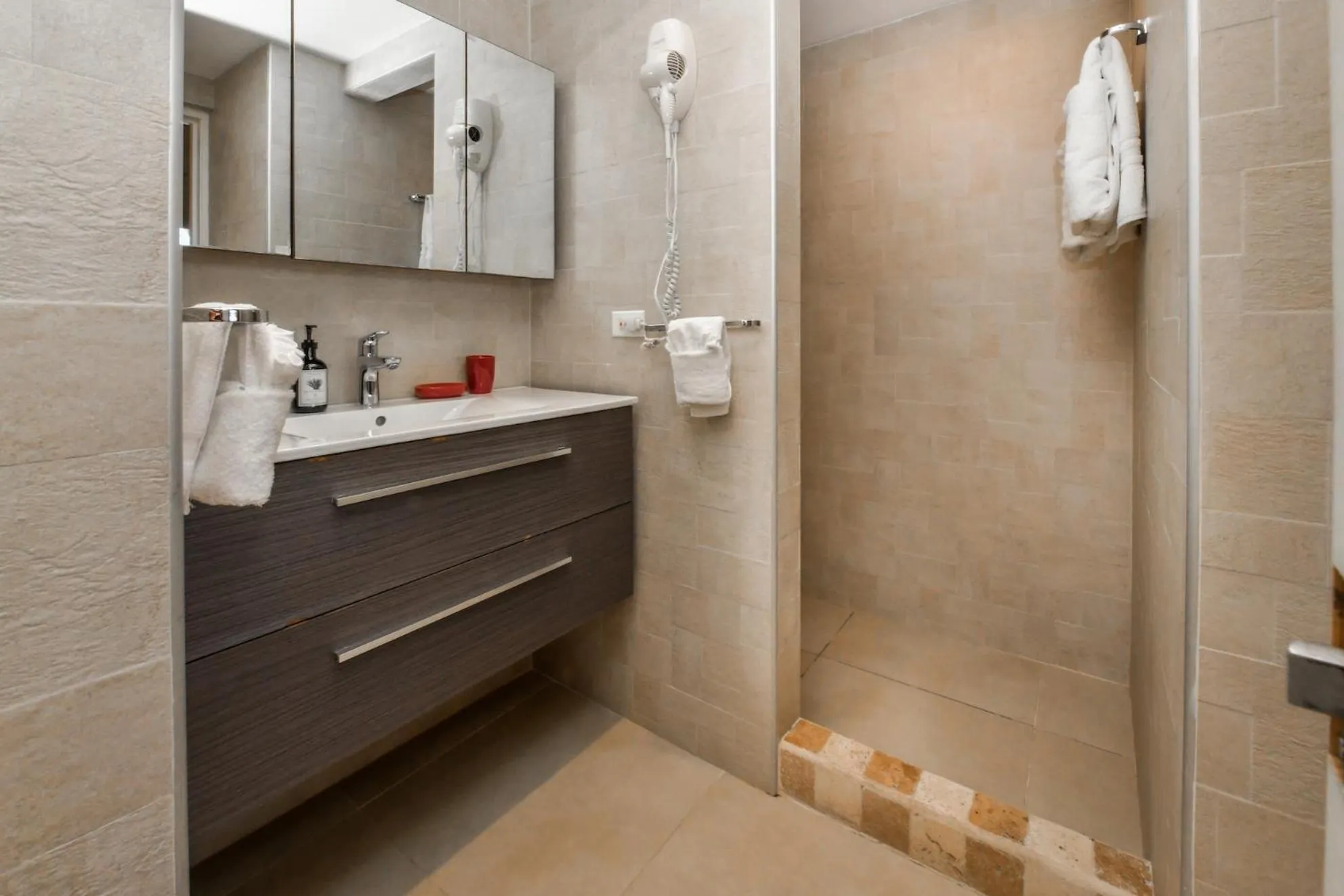 Shower in Boutique Hotel Swiss Paradise Aruba Villas and Suites