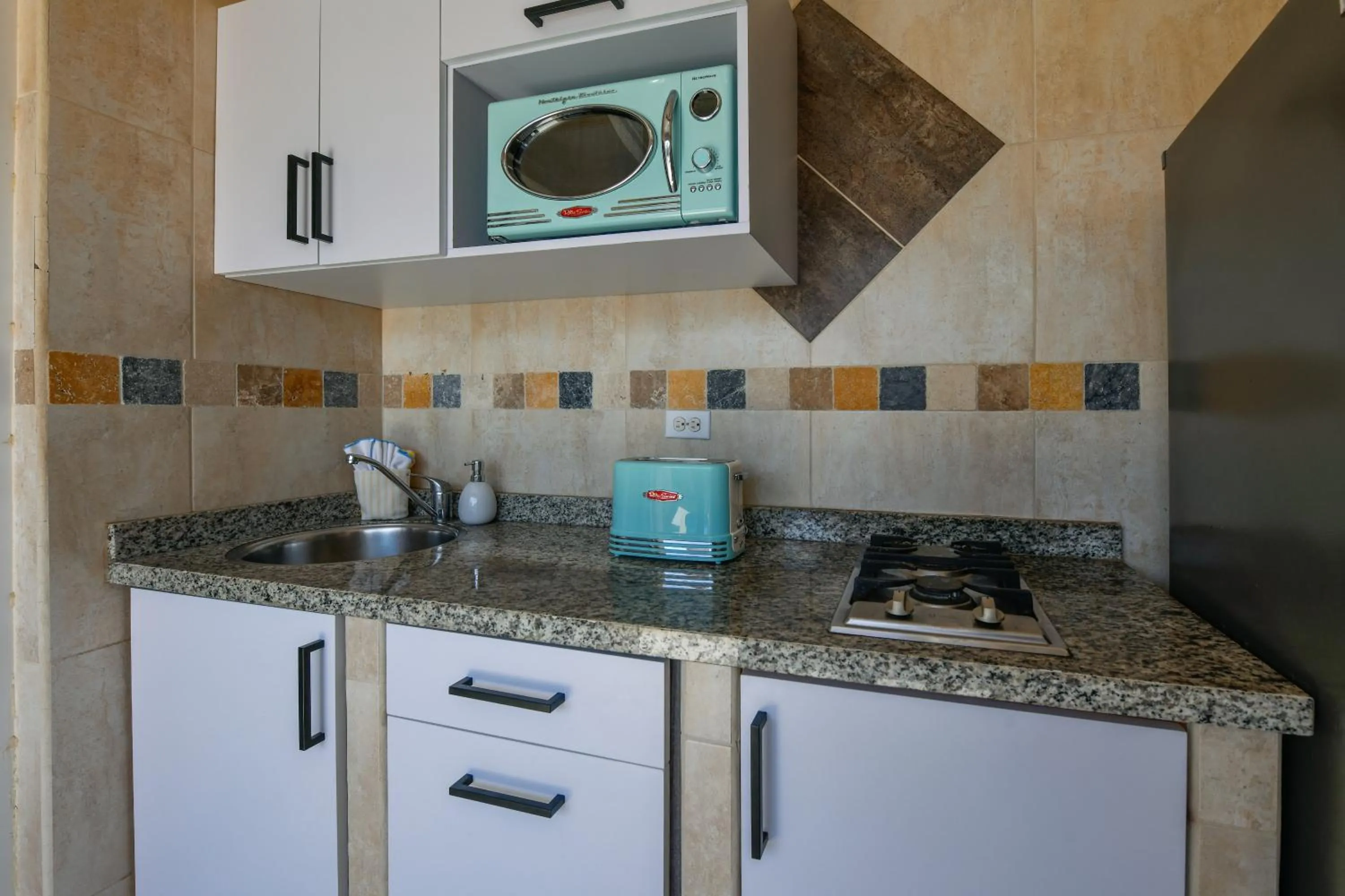 Kitchen or kitchenette in Boutique Hotel Swiss Paradise Aruba Villas and Suites