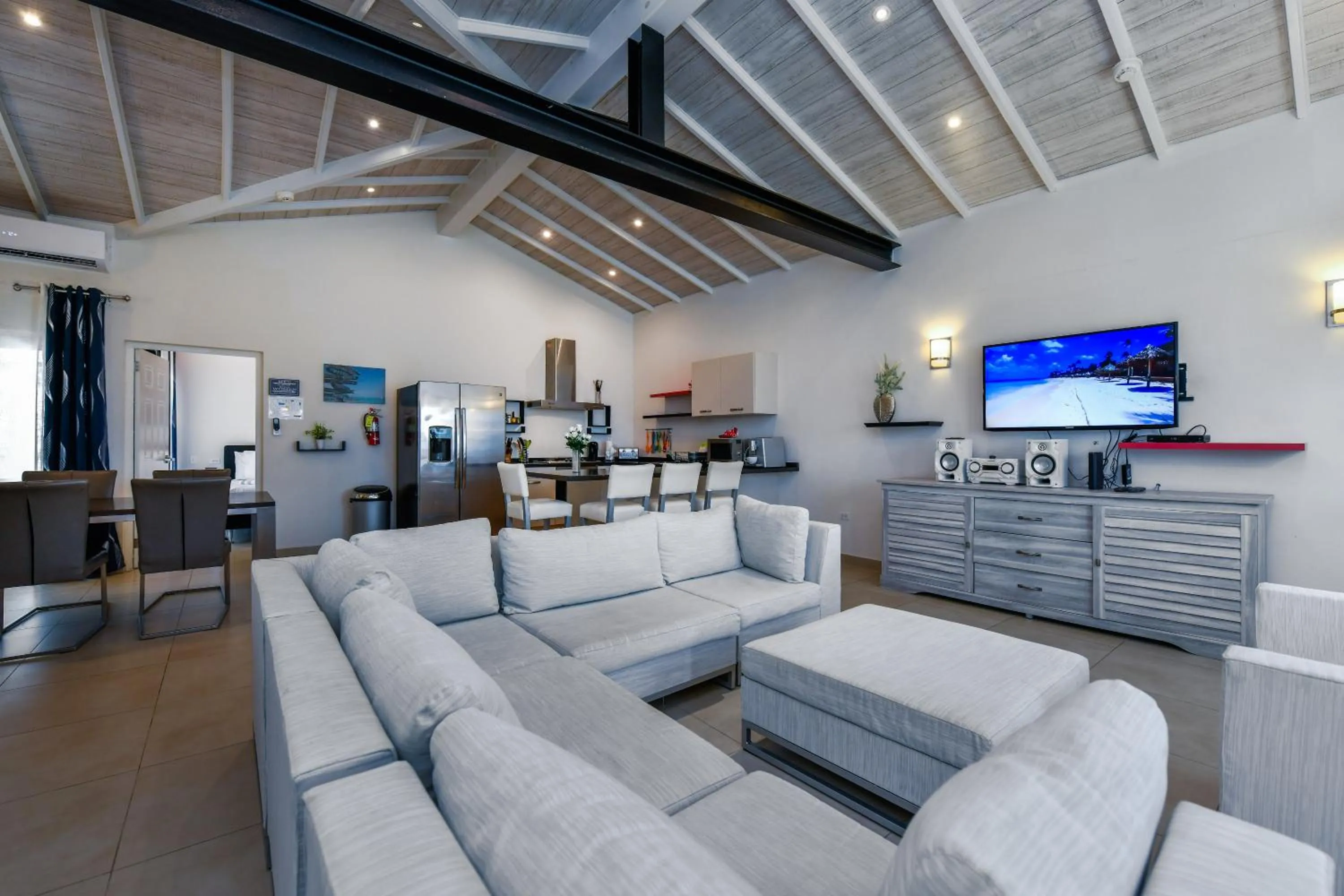 Communal lounge/ TV room in Boutique Hotel Swiss Paradise Aruba Villas and Suites