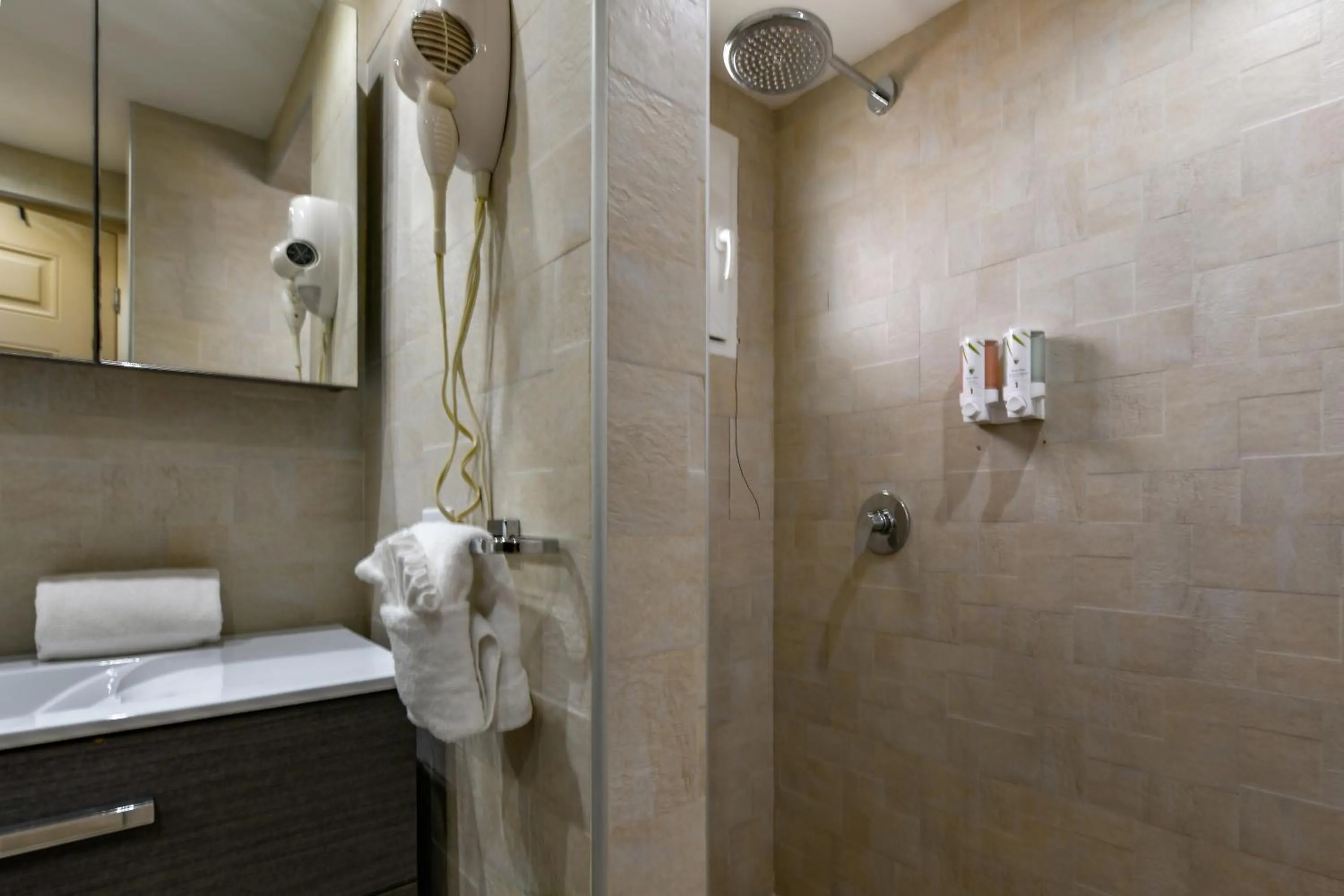 Shower in Boutique Hotel Swiss Paradise Aruba Villas and Suites