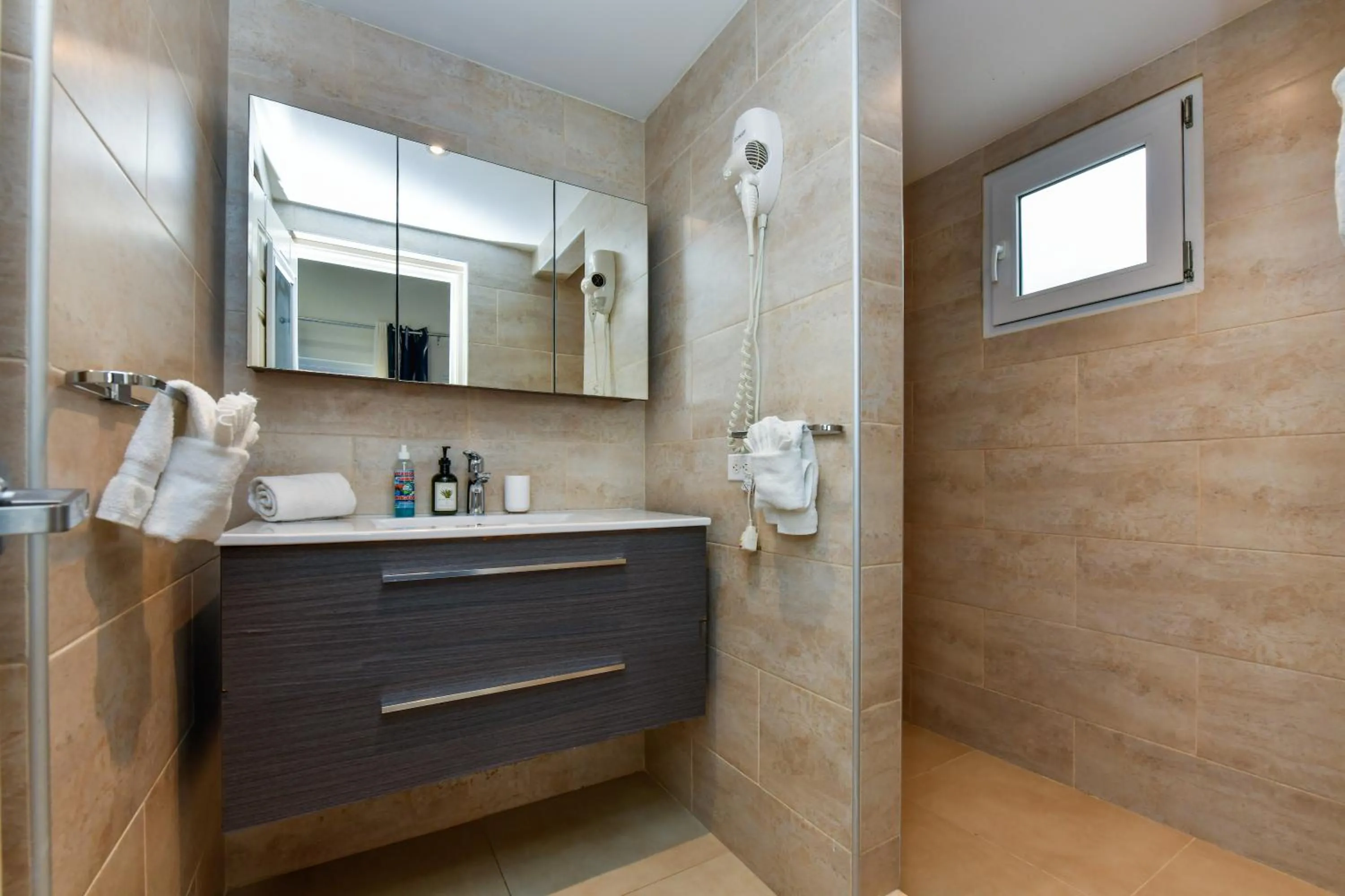 Shower in Boutique Hotel Swiss Paradise Aruba Villas and Suites