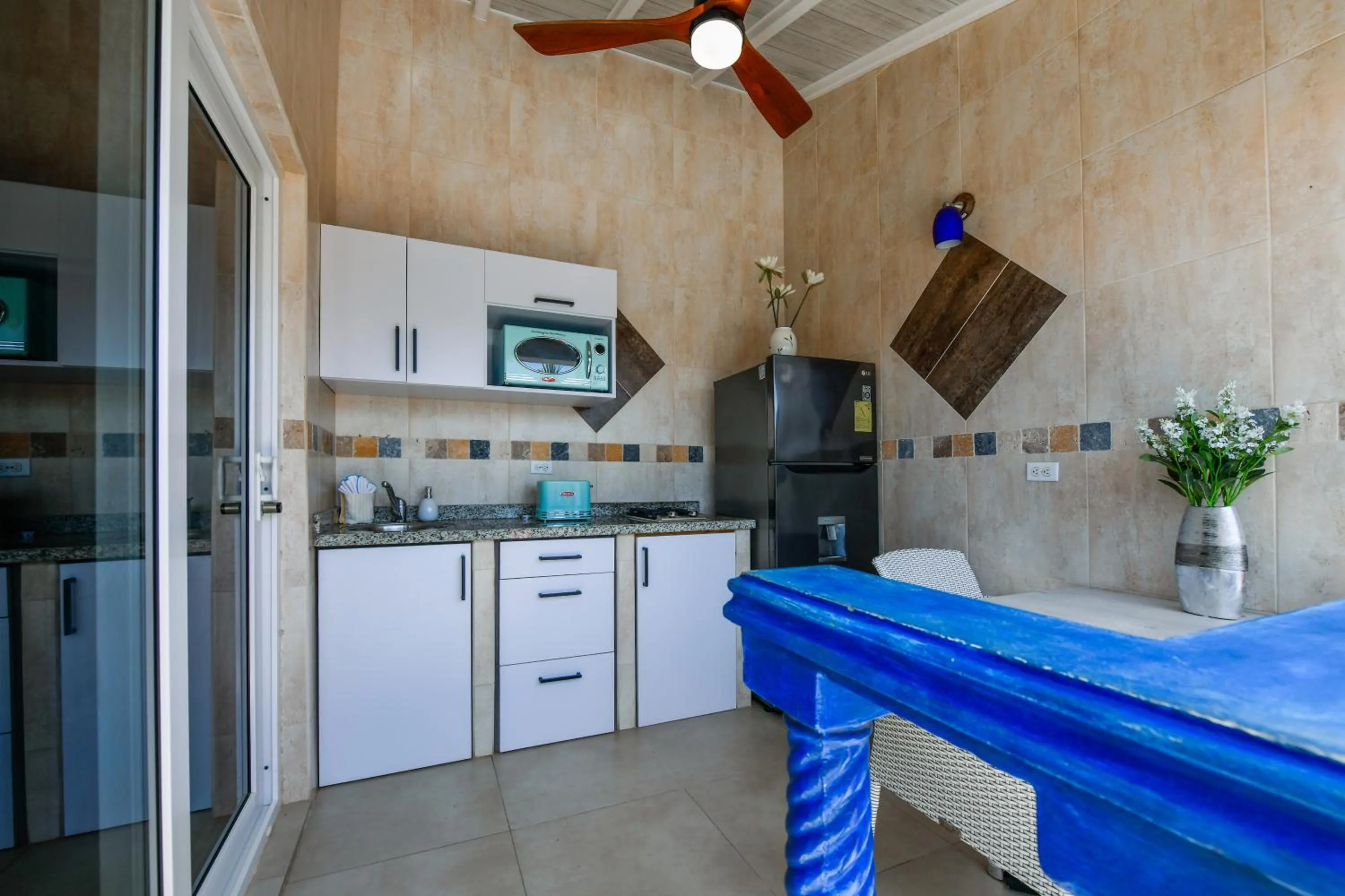 Kitchen or kitchenette in Boutique Hotel Swiss Paradise Aruba Villas and Suites