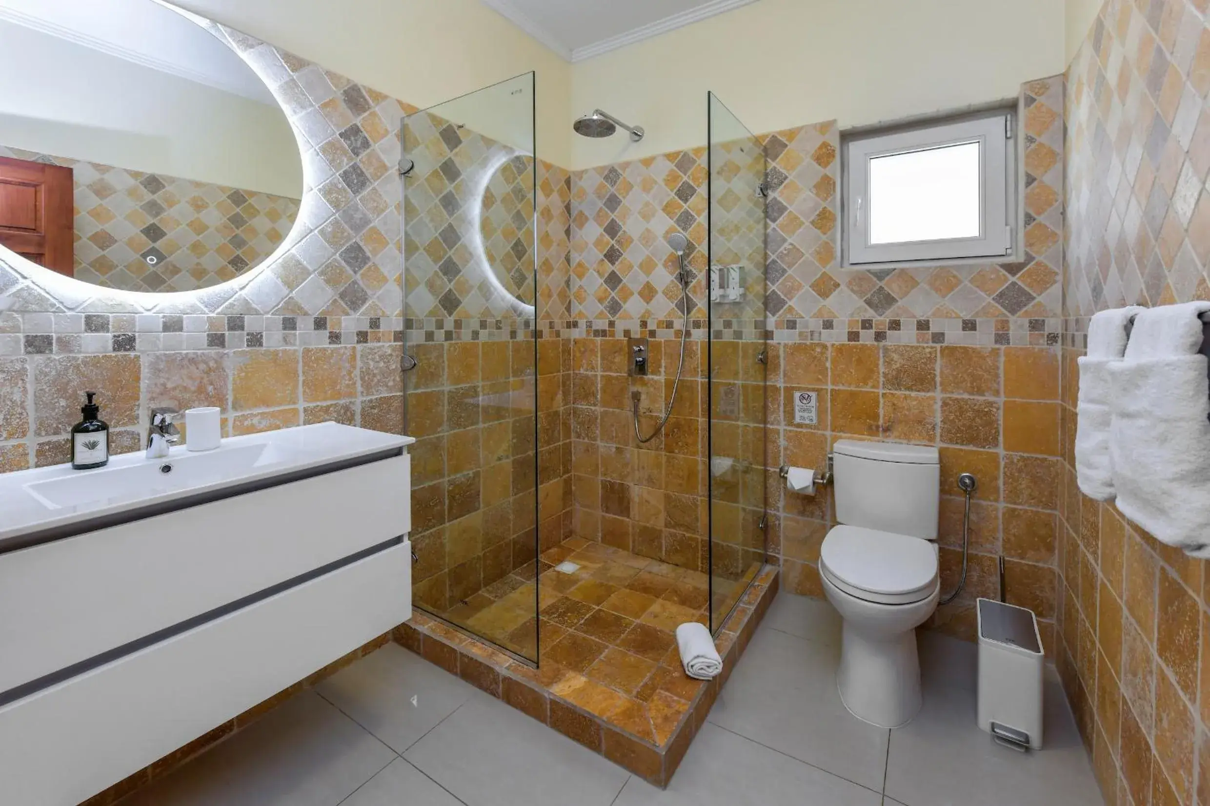 Shower in Boutique Hotel Swiss Paradise Aruba Villas and Suites Shower in Boutique Hotel Swiss Paradise Aruba Villas and Suites