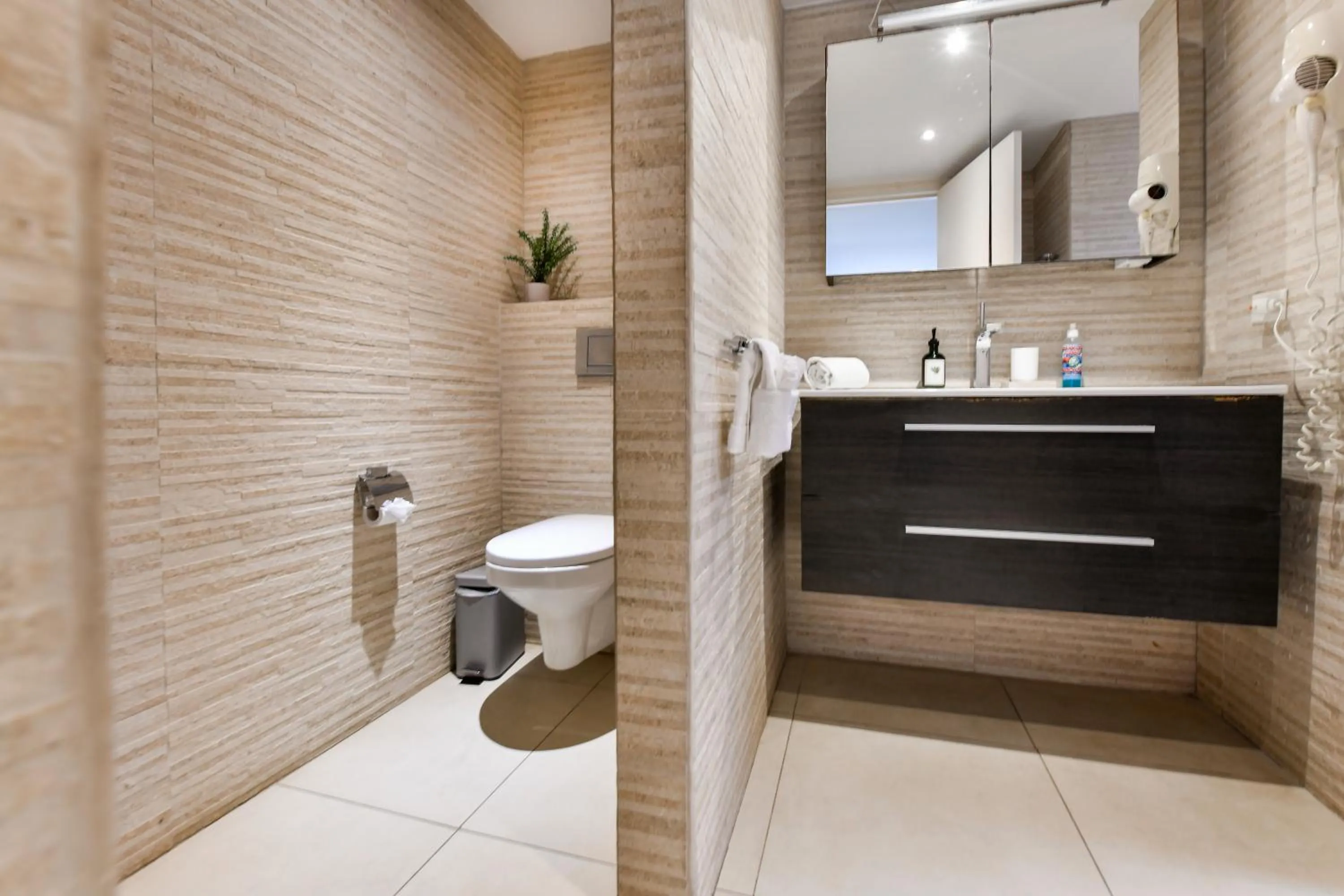 Toilet in Boutique Hotel Swiss Paradise Aruba Villas and Suites