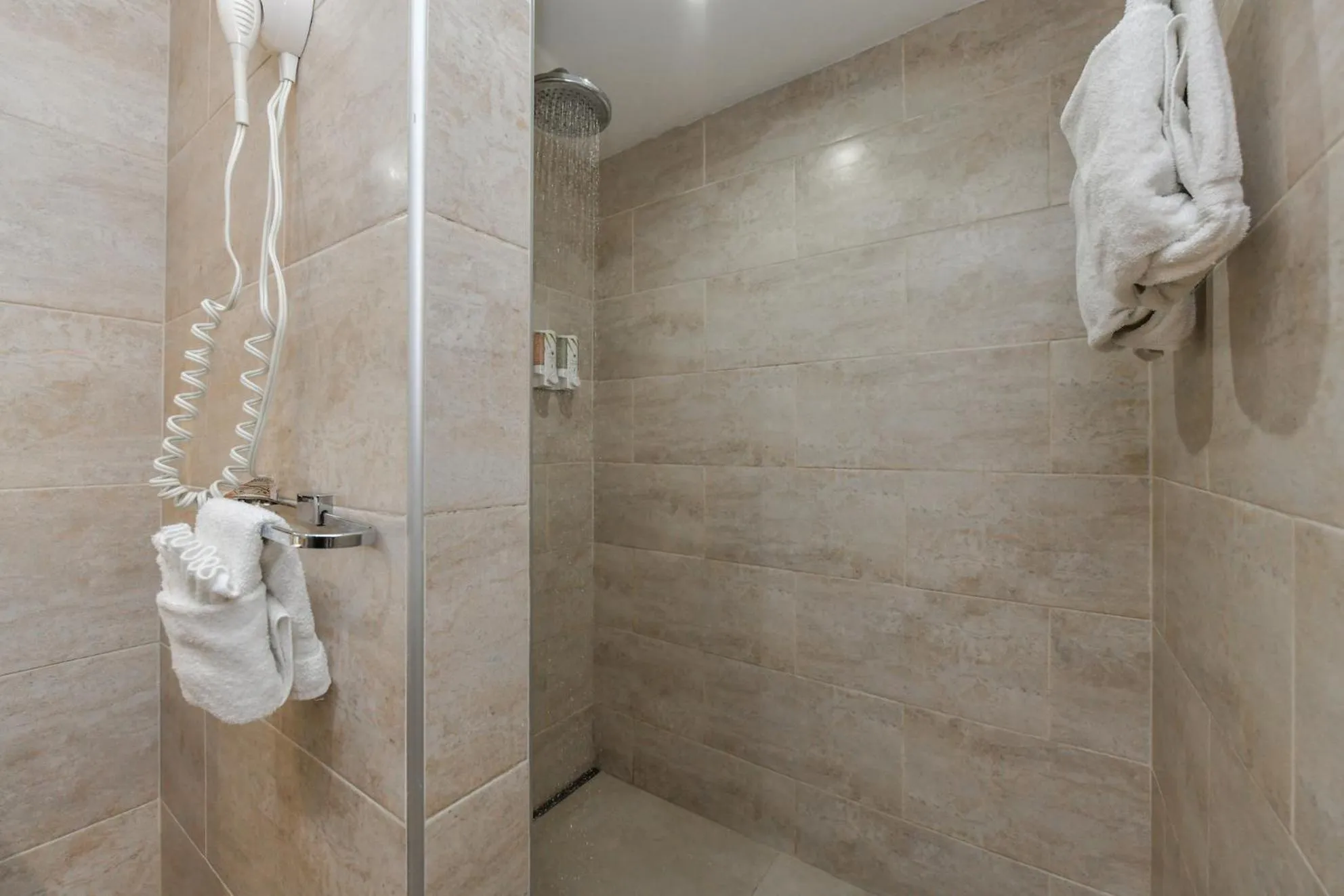 Shower in Boutique Hotel Swiss Paradise Aruba Villas and Suites