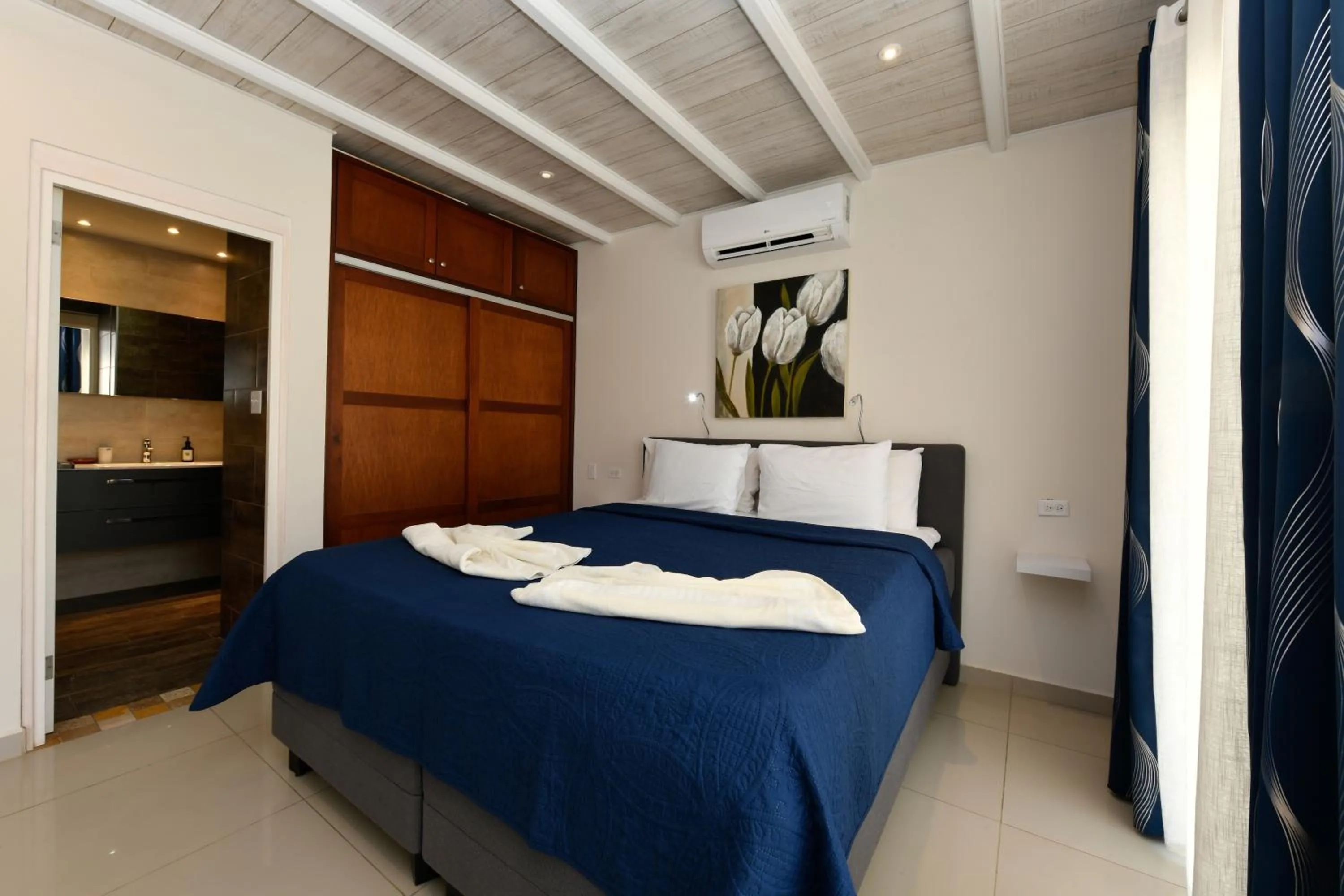 Bed in Boutique Hotel Swiss Paradise Aruba Villas and Suites