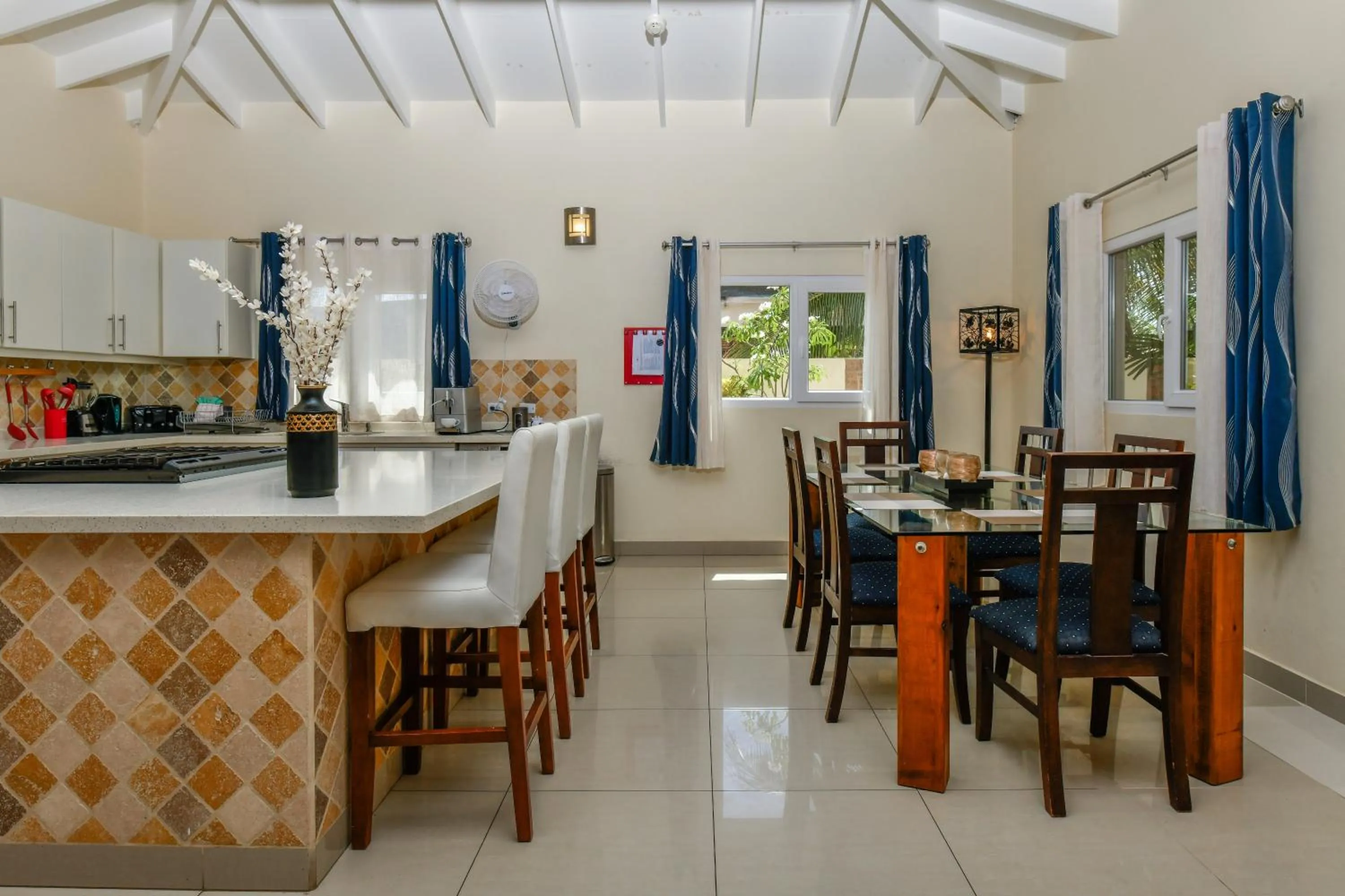 Kitchen or kitchenette in Boutique Hotel Swiss Paradise Aruba Villas and Suites