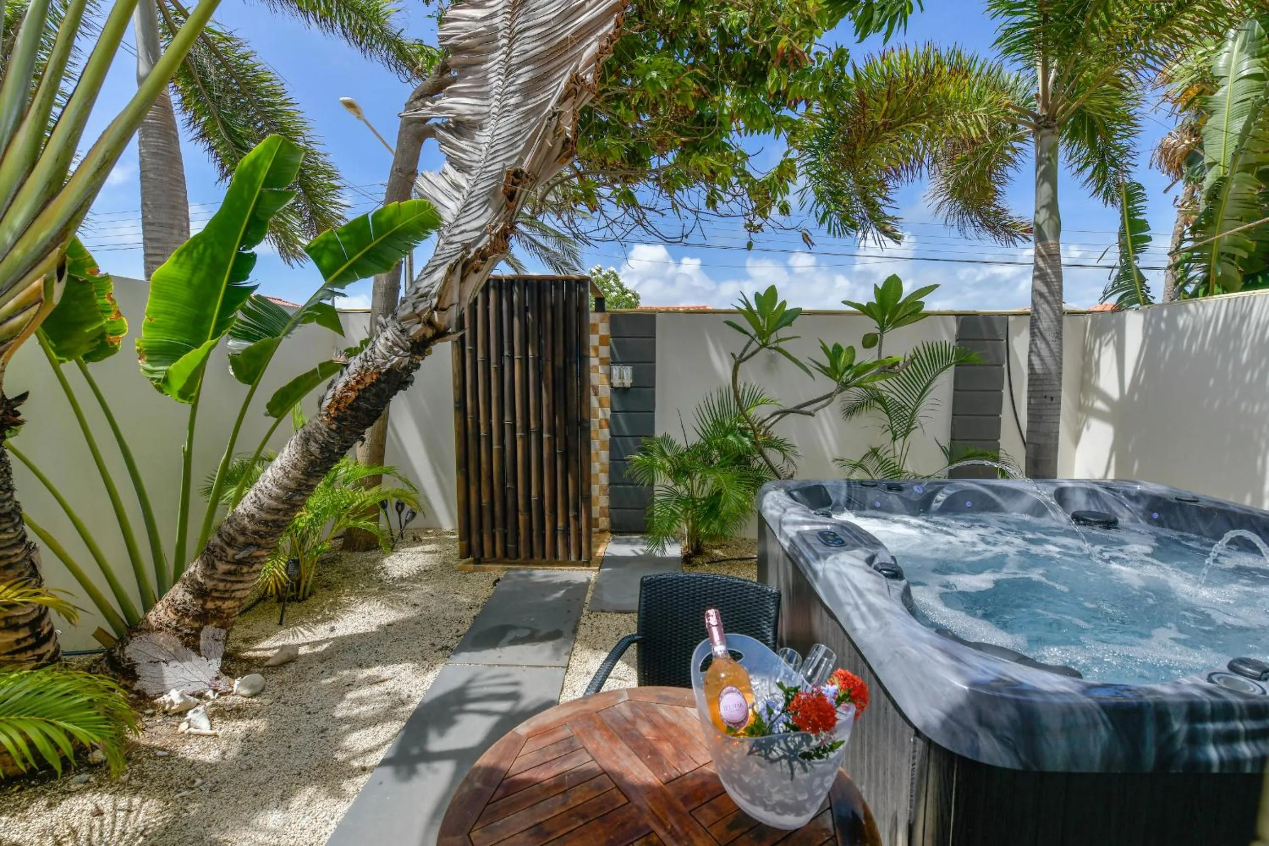 Shower in Boutique Hotel Swiss Paradise Aruba Villas and Suites