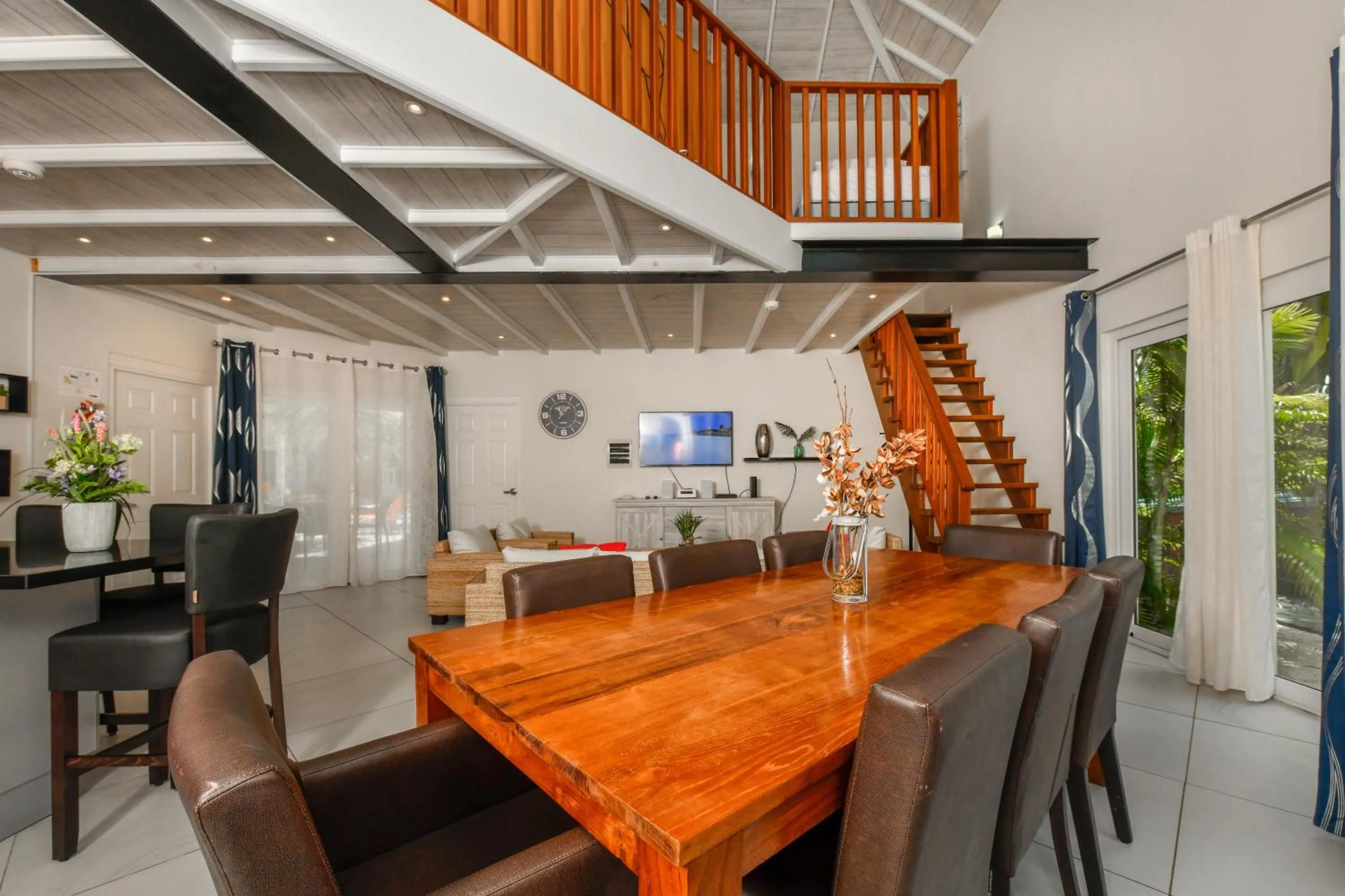 TV and multimedia in Boutique Hotel Swiss Paradise Aruba Villas and Suites