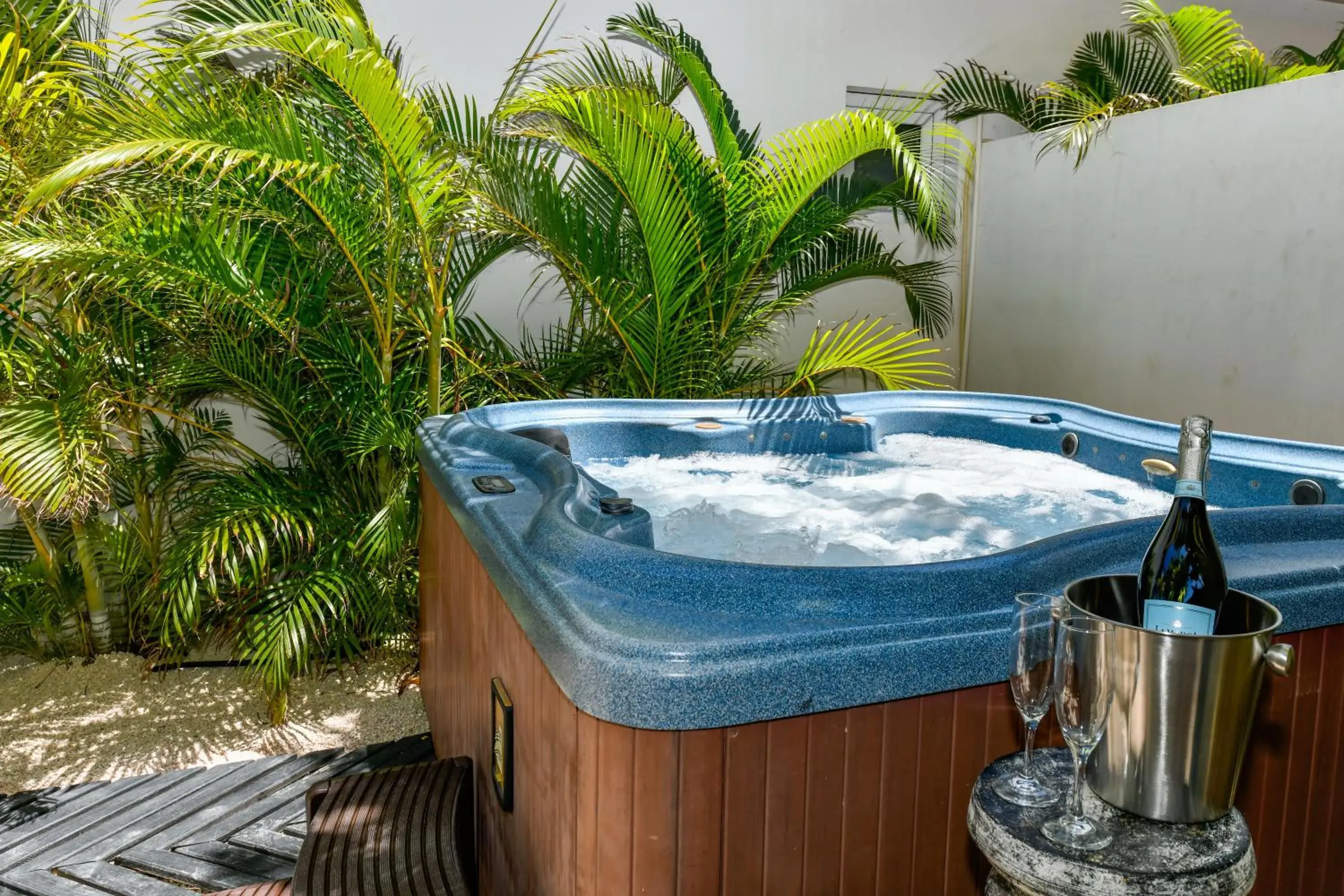Pool side Villa 3 with private Garden Hot Tub XXL in Boutique Hotel Swiss Paradise Aruba Villas and Suites Pool side Villa 3 with private Garden Hot Tub XXL in Boutique Hotel Swiss Paradise Aruba Villas and Suites