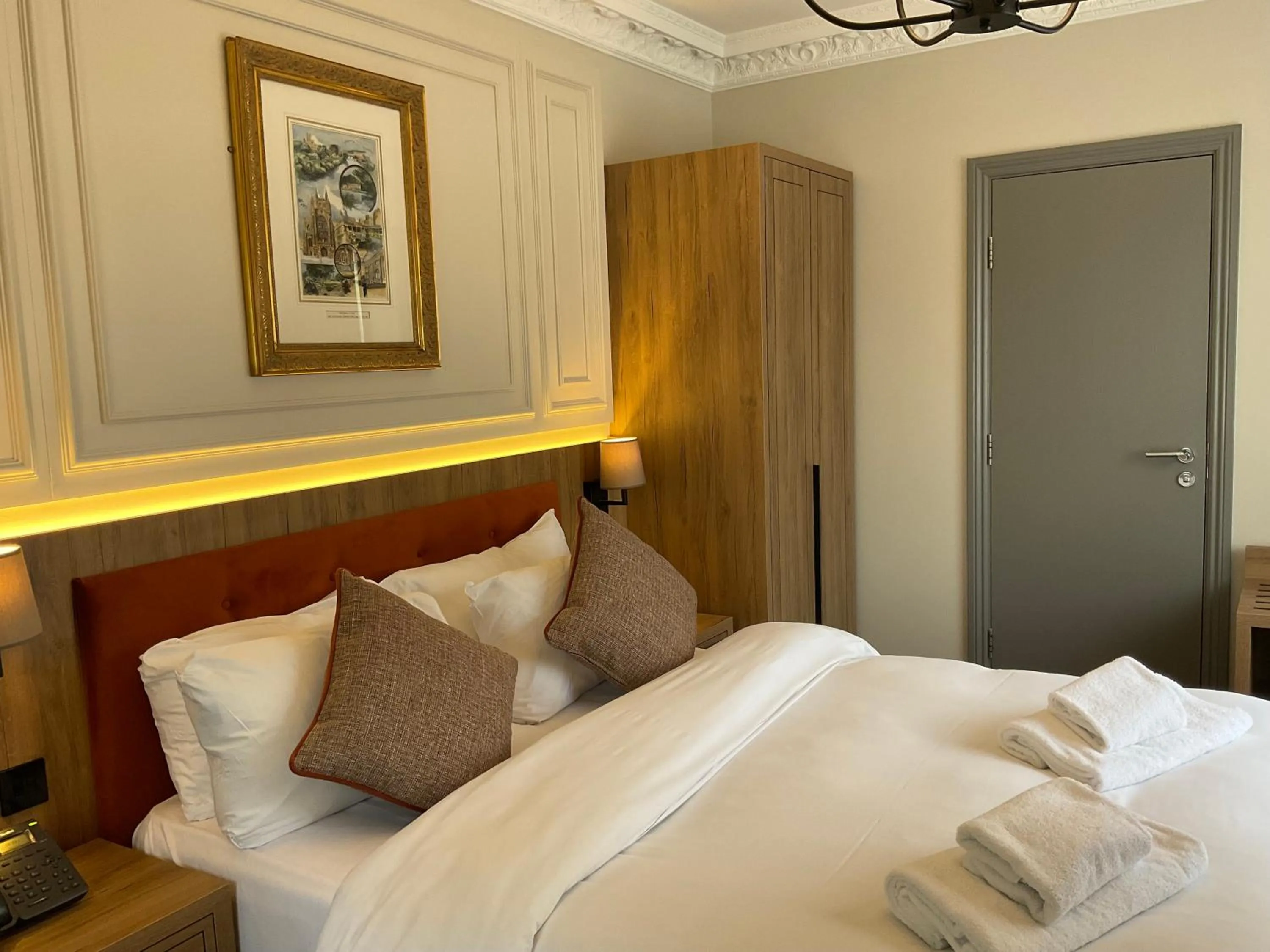 Bed in Old Mill Hotel & Lodge