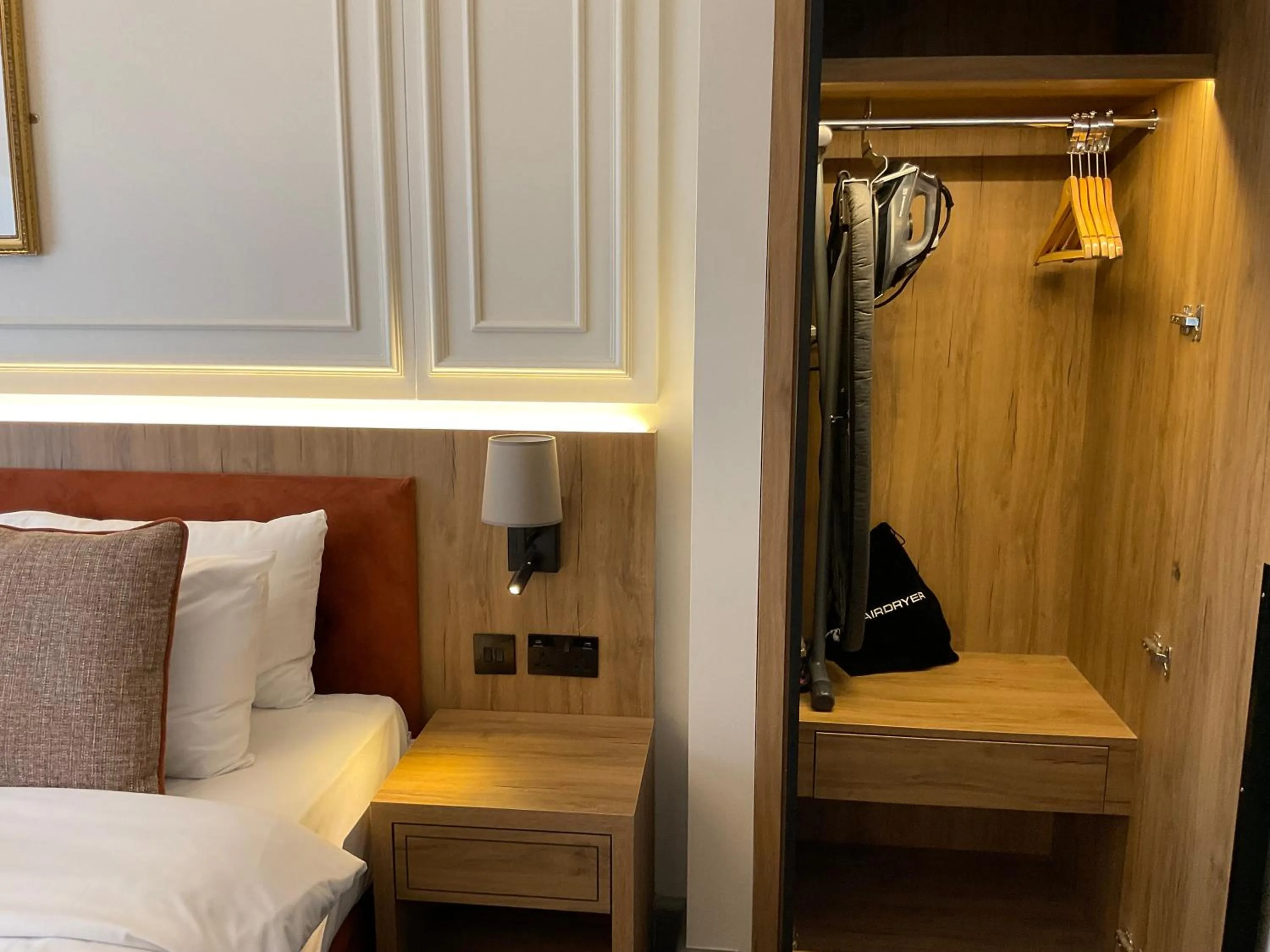 Bedroom, Bed in Old Mill Hotel & Lodge