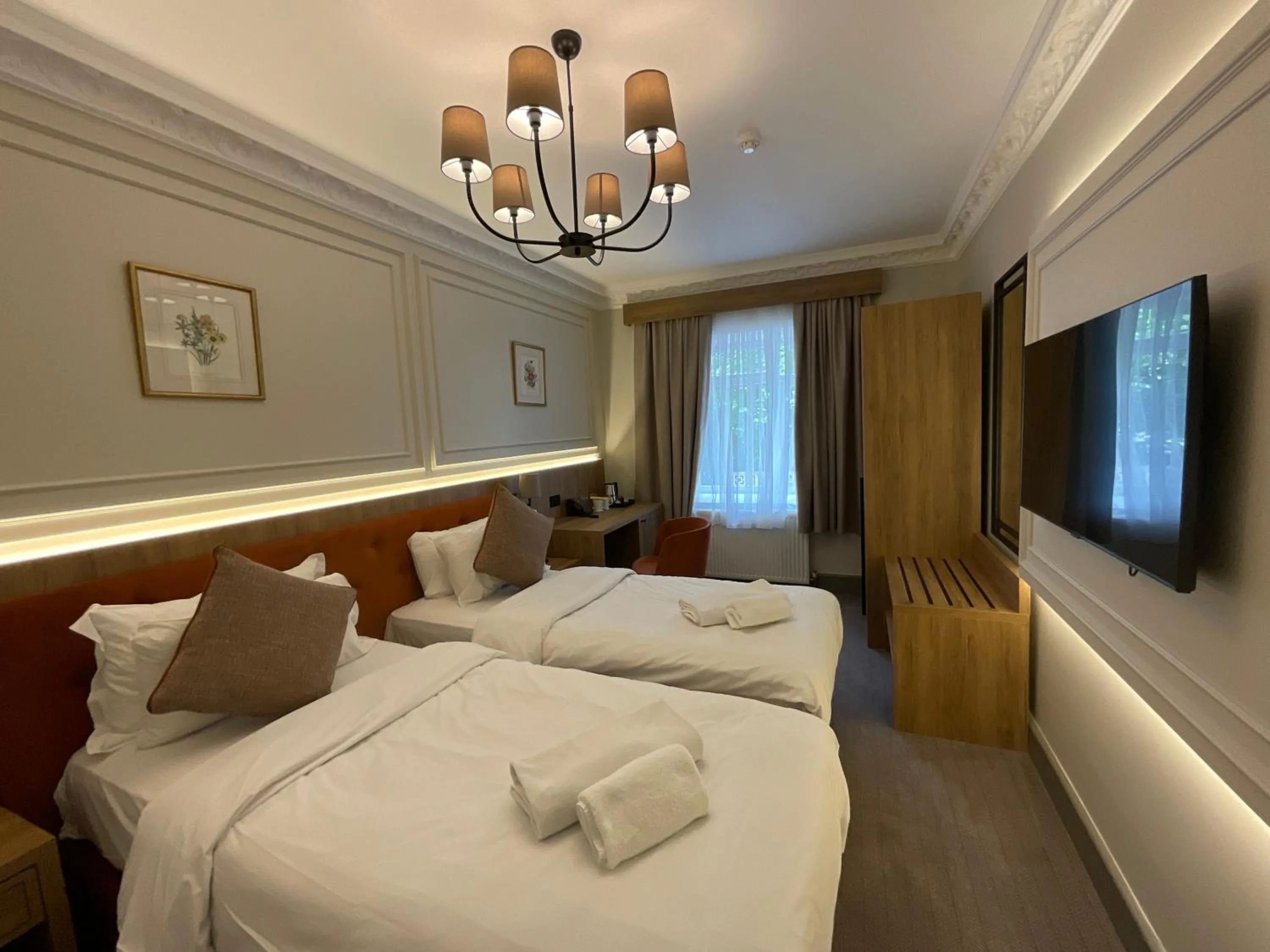 Bed in Old Mill Hotel & Lodge