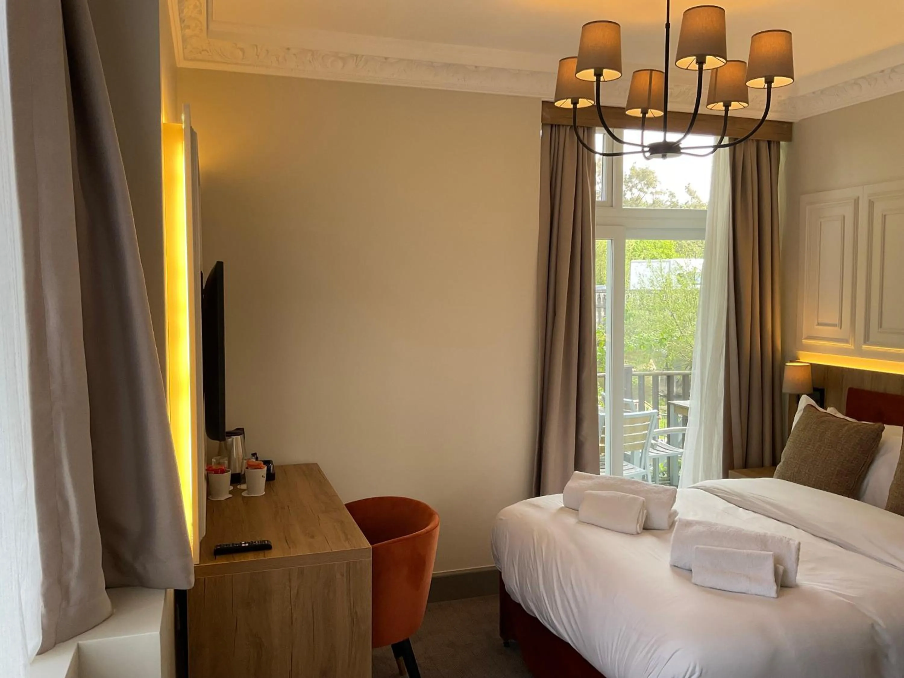 Bed in Old Mill Hotel & Lodge