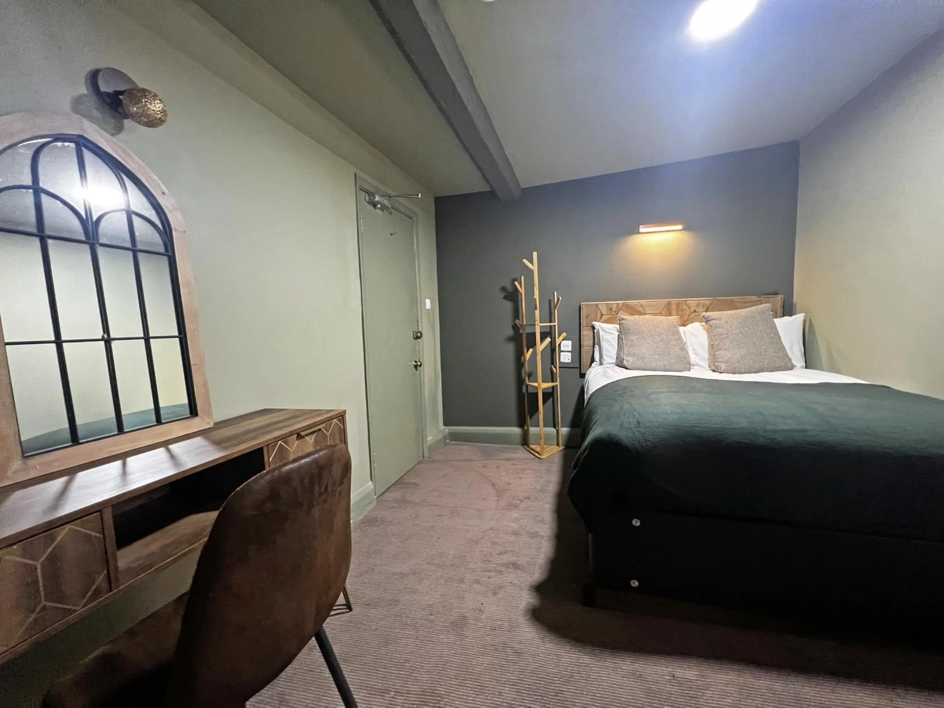 Bed in Shillingford Bridge Hotel