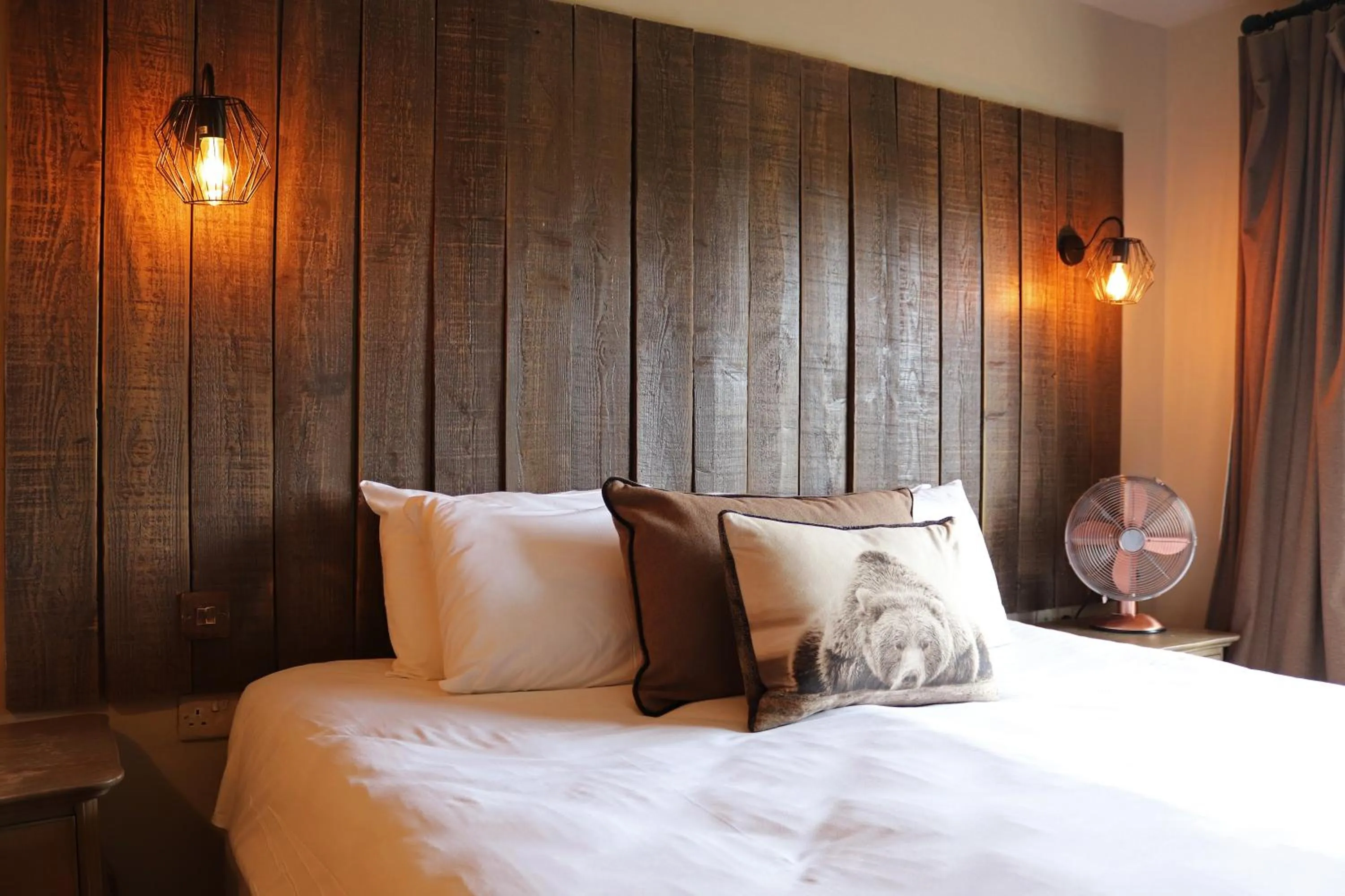 Bed in Shillingford Bridge Hotel