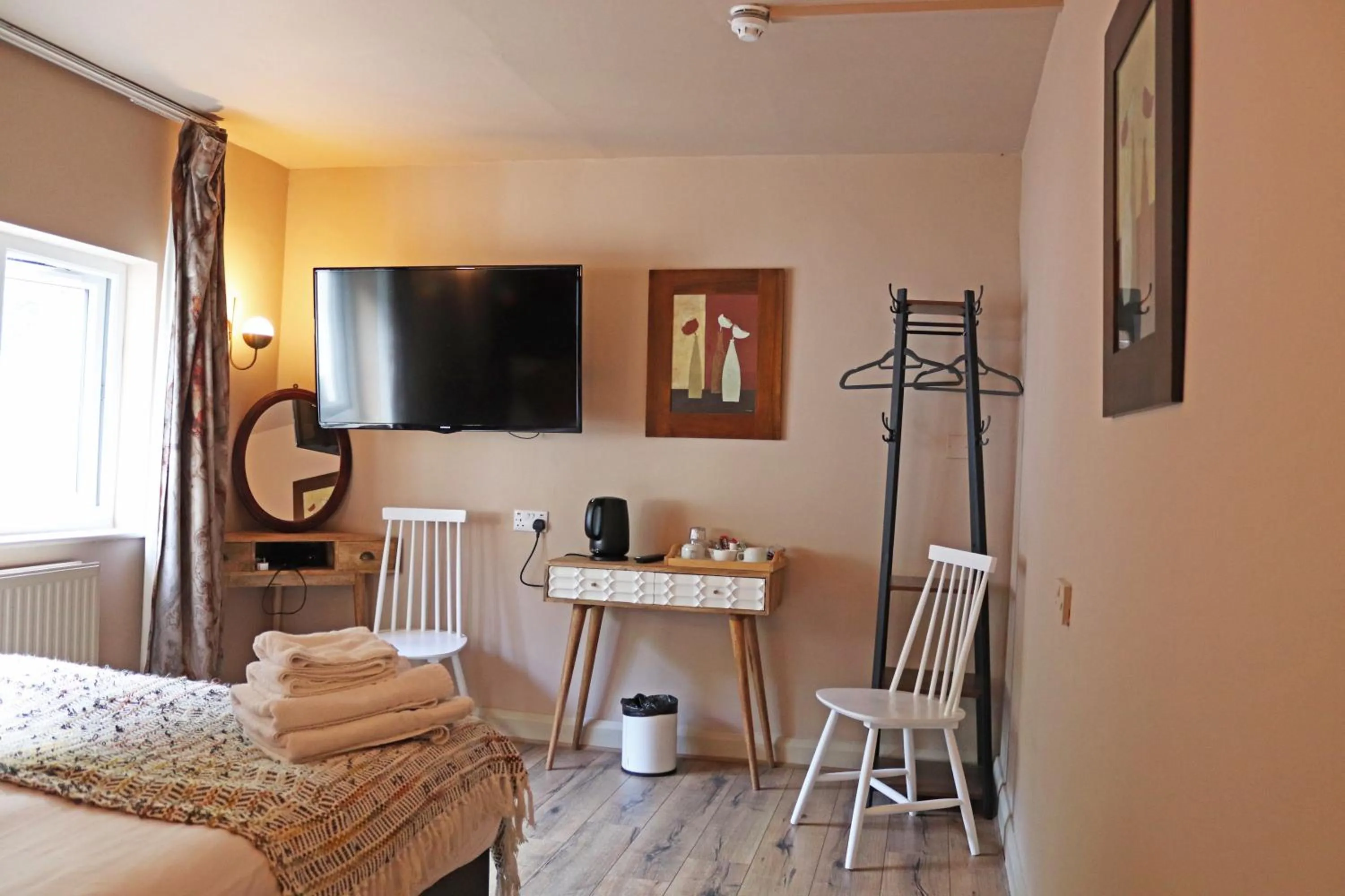 Living room, Bed in Shillingford Bridge Hotel