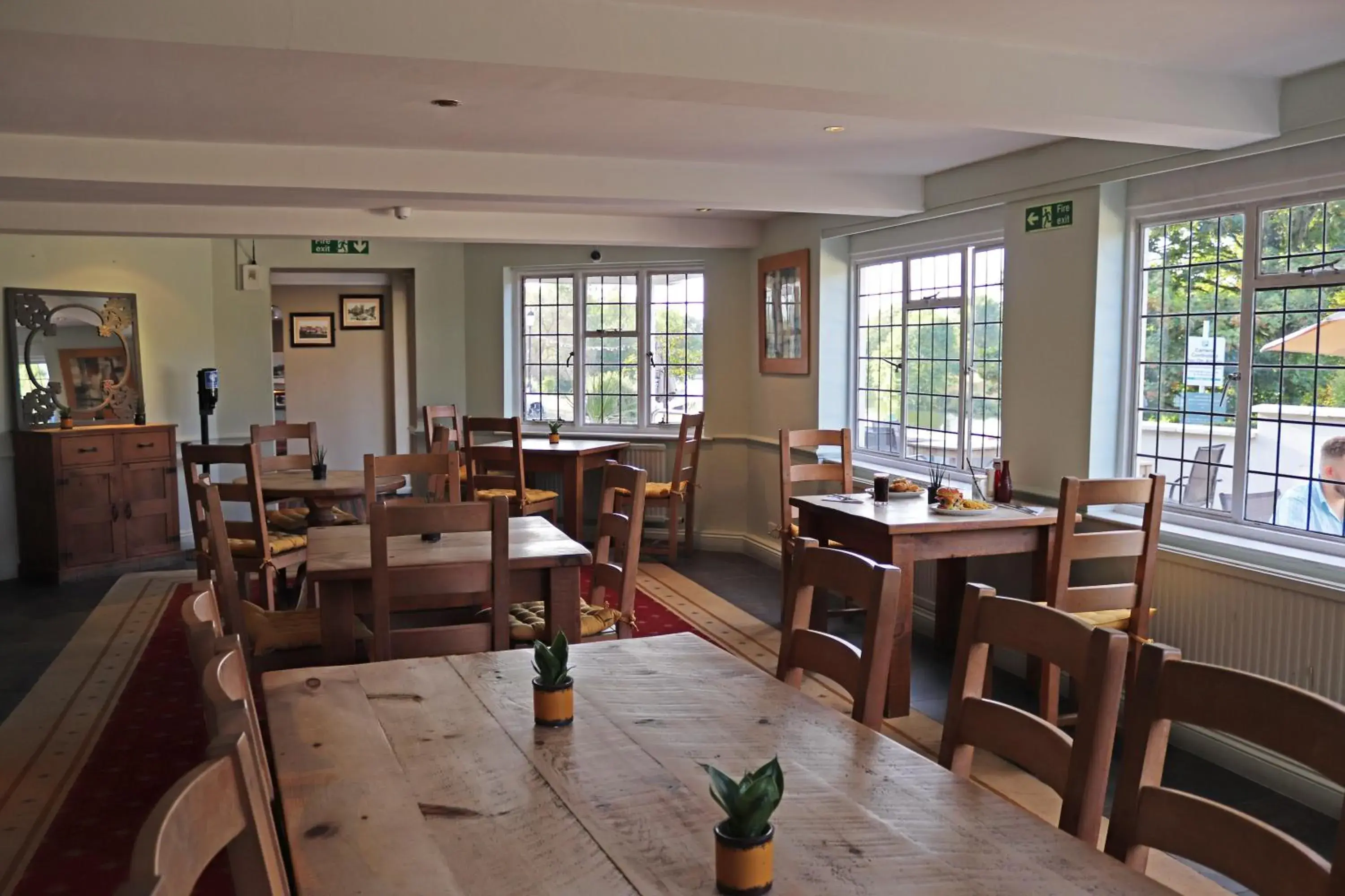 Lounge or bar in Shillingford Bridge Hotel Lounge or bar in Shillingford Bridge Hotel