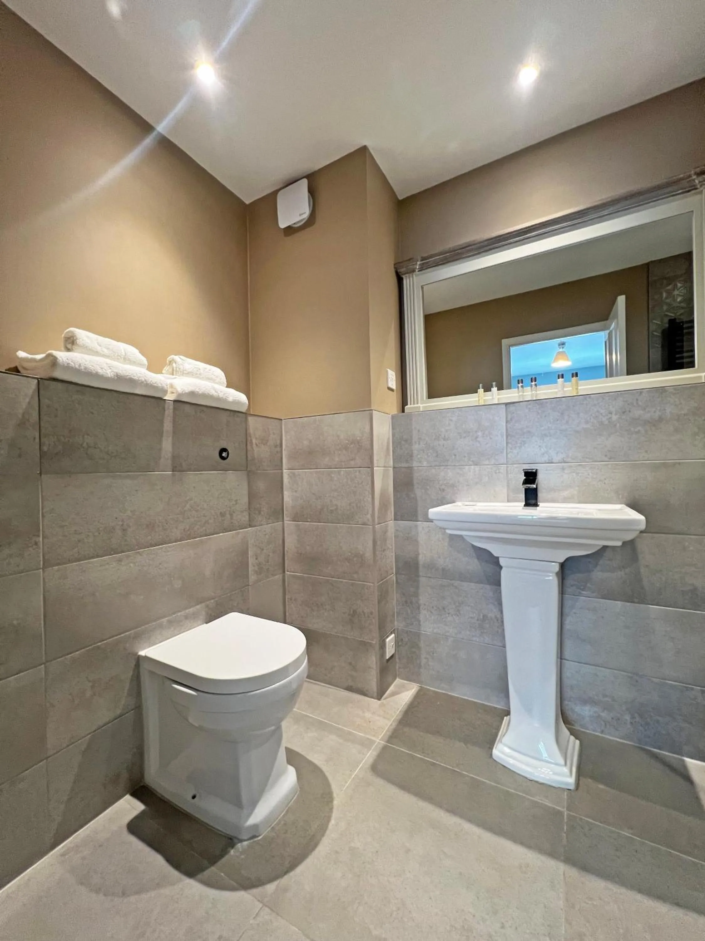 Bathroom in Shillingford Bridge Hotel