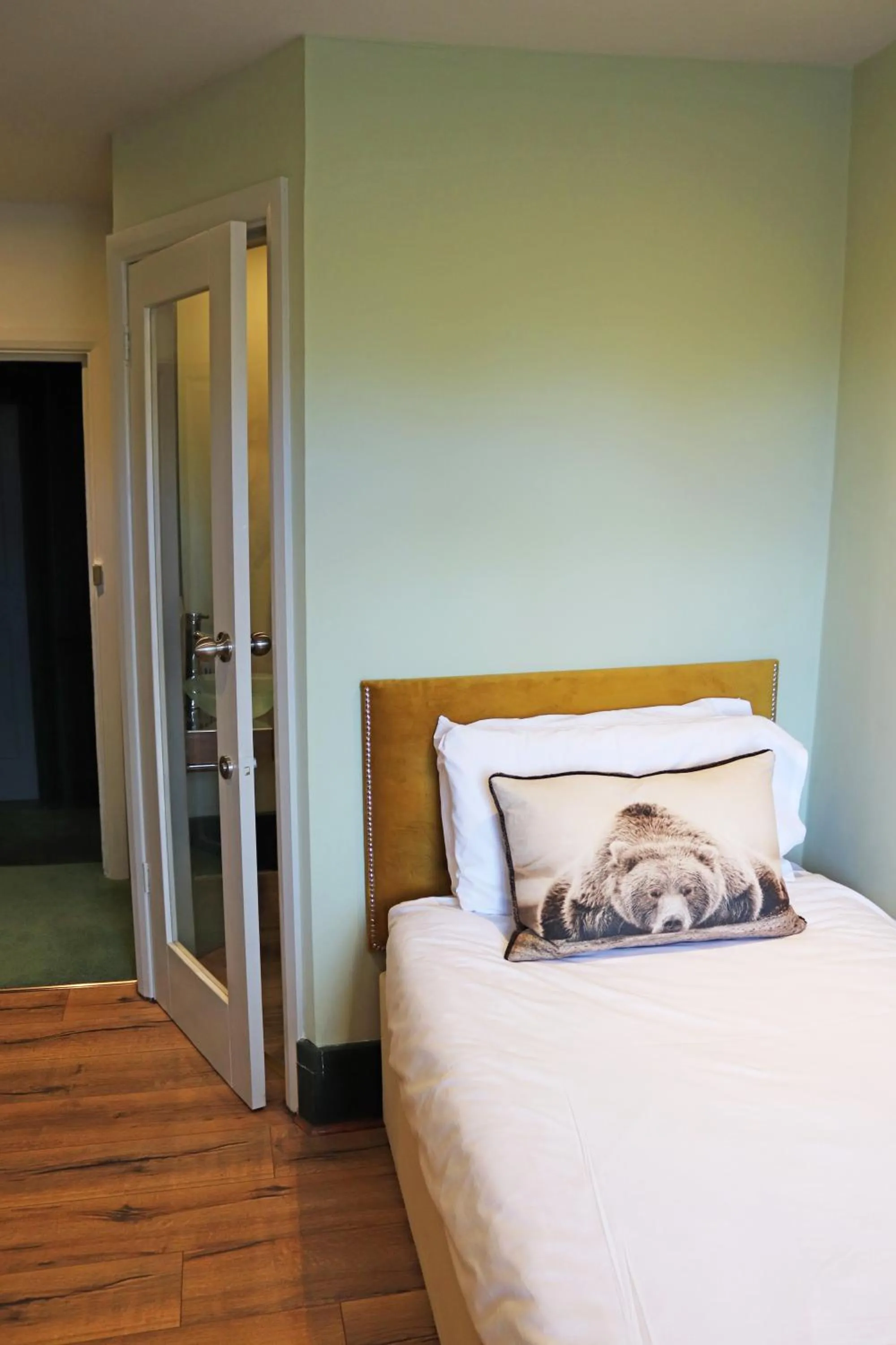 Bed in Shillingford Bridge Hotel