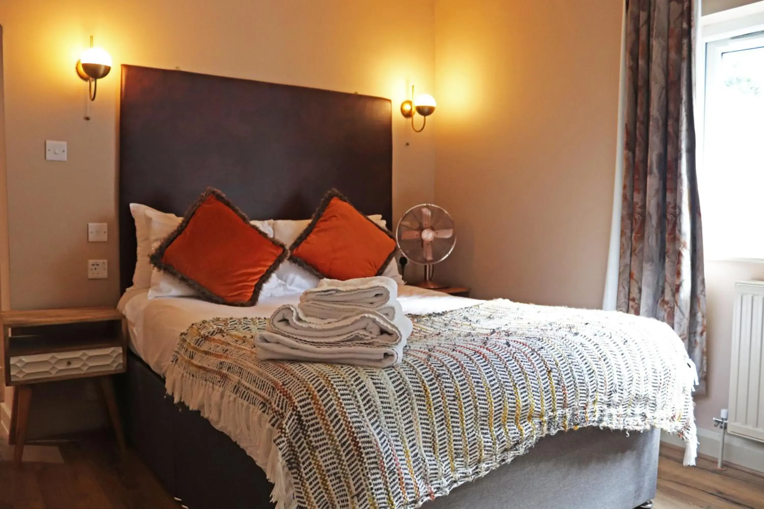 Standard Double or Twin - single occupancy in Shillingford Bridge Hotel Standard Double or Twin - single occupancy in Shillingford Bridge Hotel