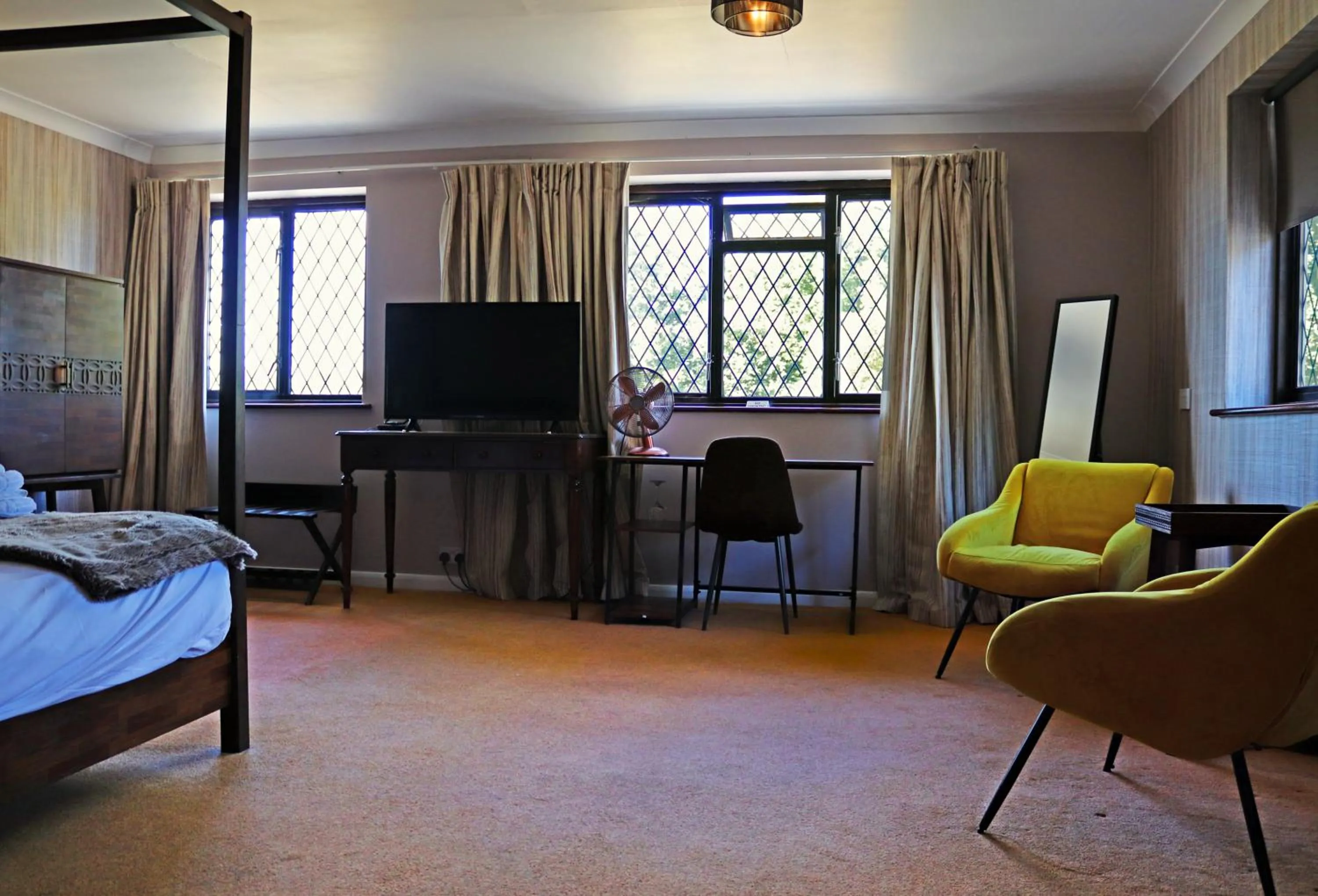 TV and multimedia, Bed in Shillingford Bridge Hotel