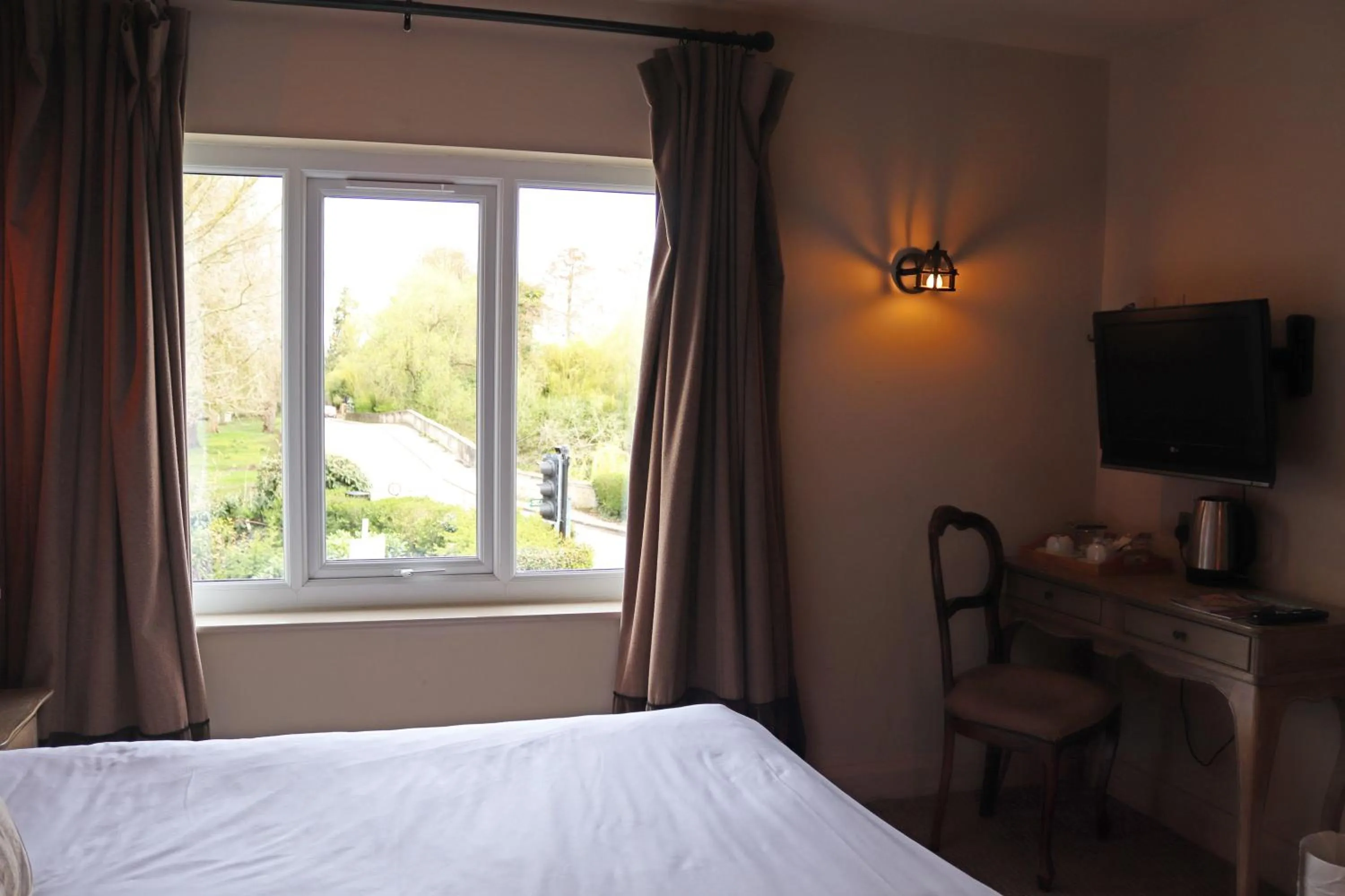 Bed in Shillingford Bridge Hotel