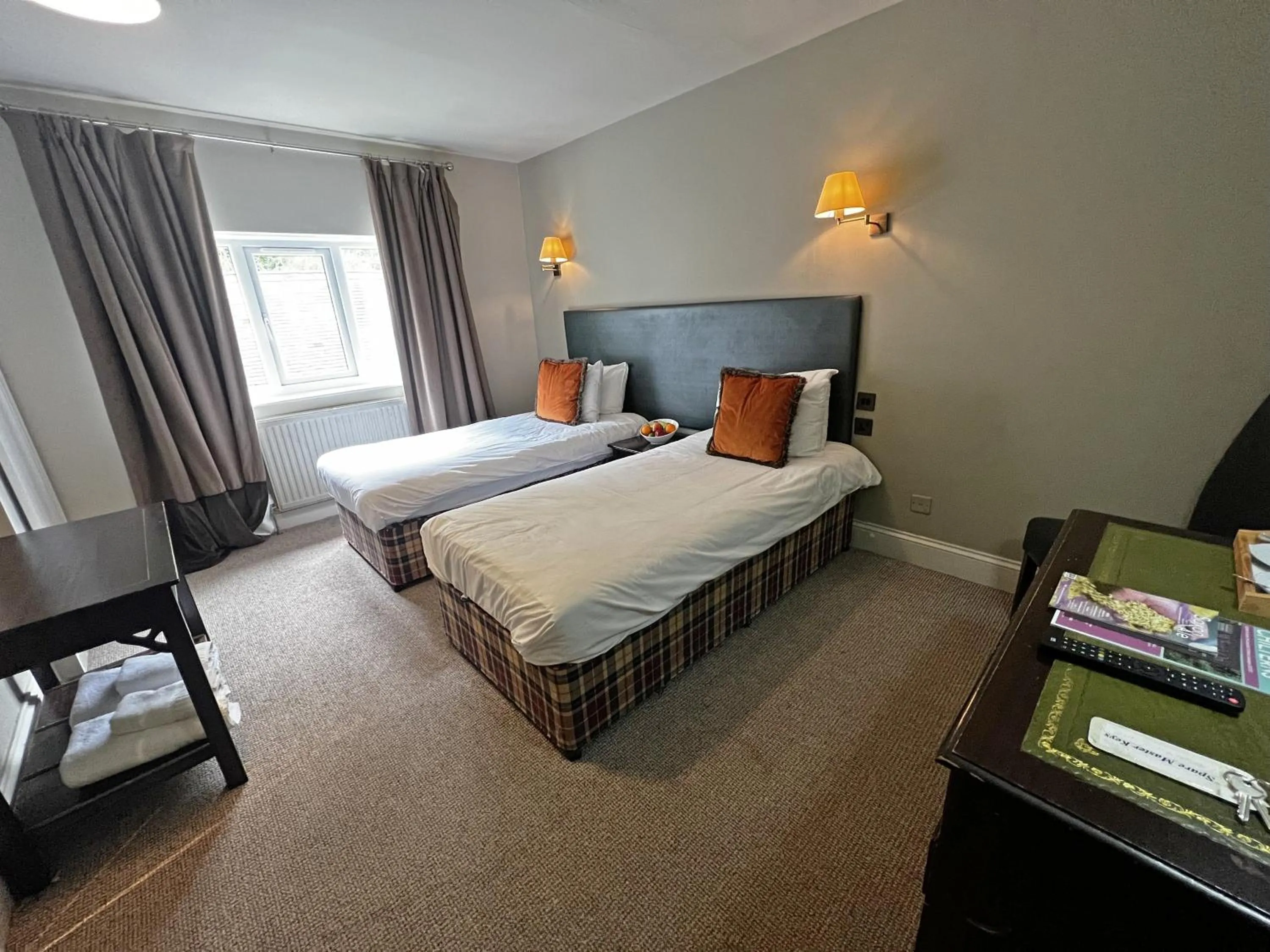 Bedroom, Bed in Shillingford Bridge Hotel