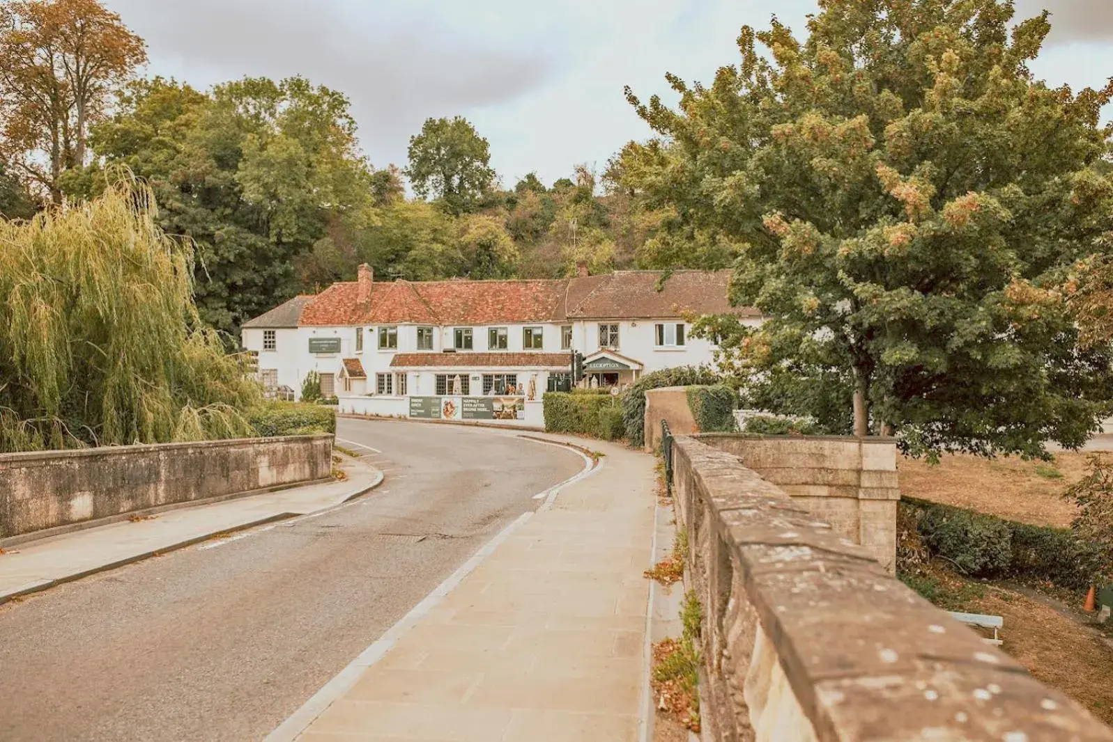 Property building in Shillingford Bridge Hotel Property building in Shillingford Bridge Hotel