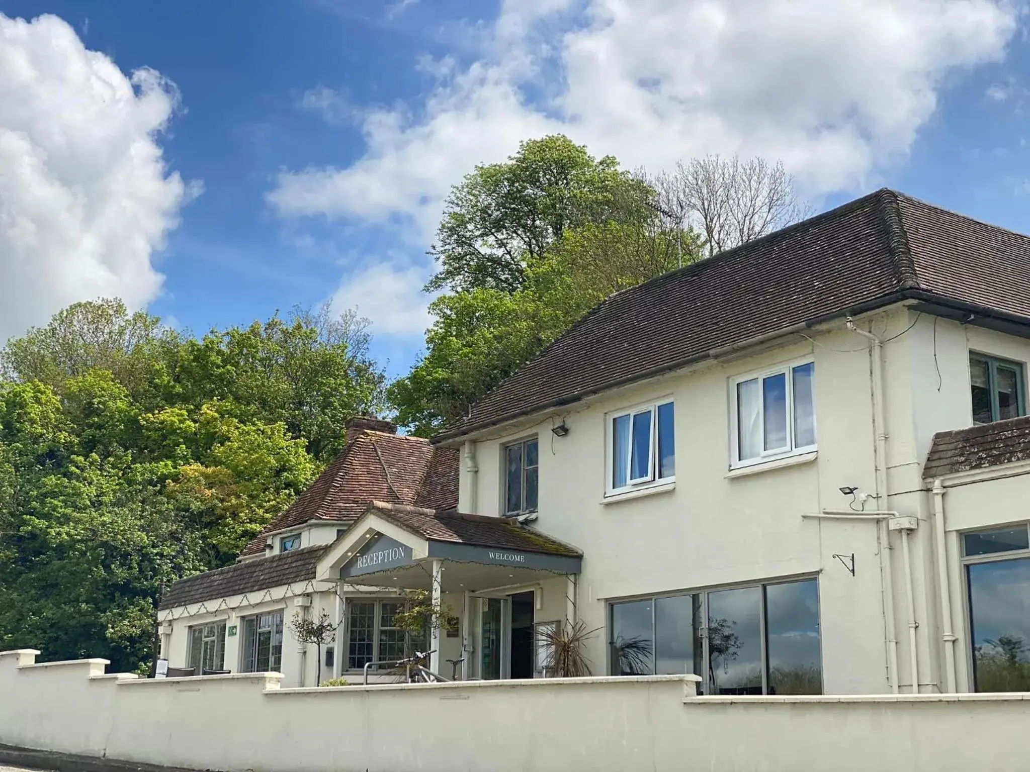 Property building in Shillingford Bridge Hotel Property building in Shillingford Bridge Hotel