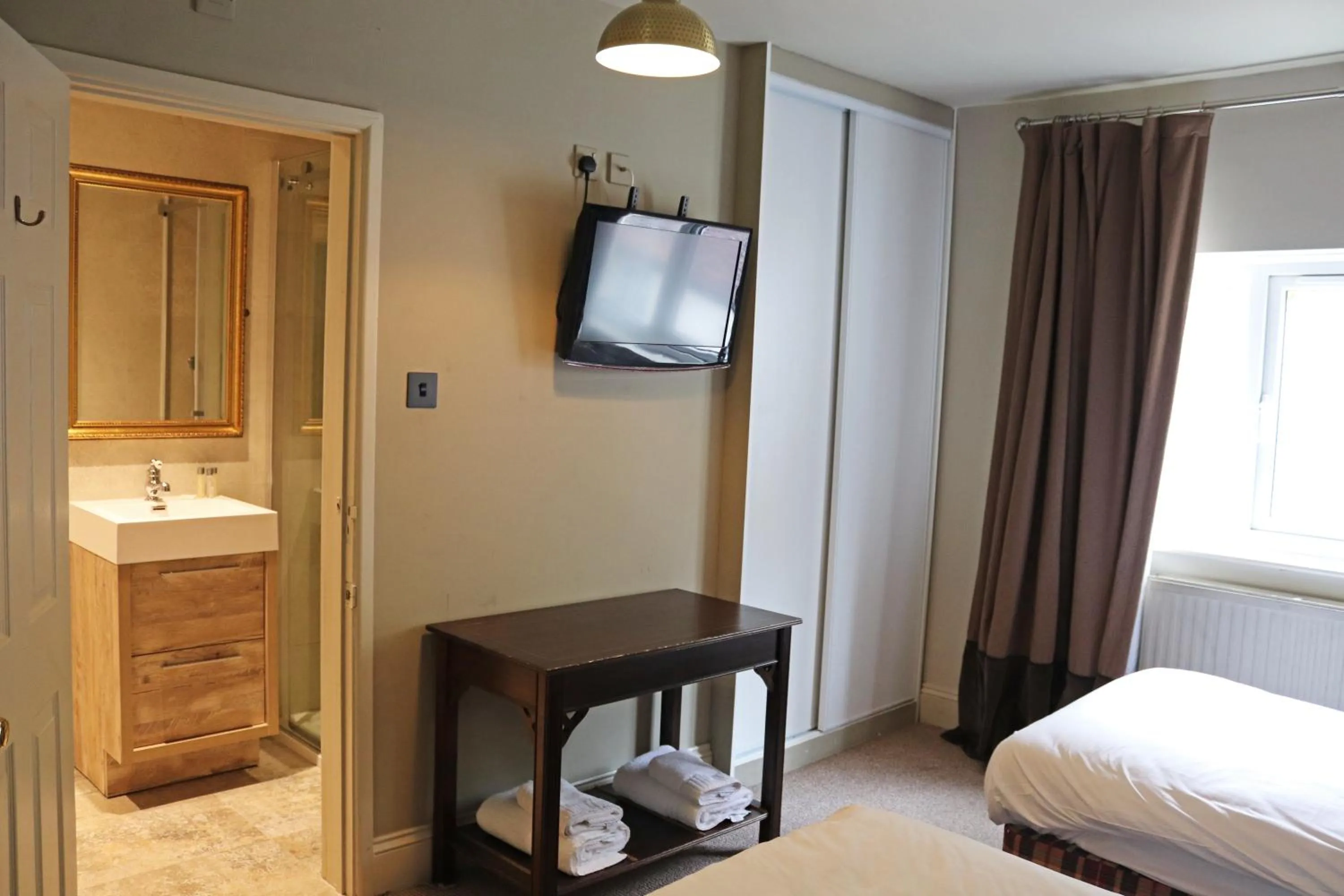Bedroom, Bed in Shillingford Bridge Hotel