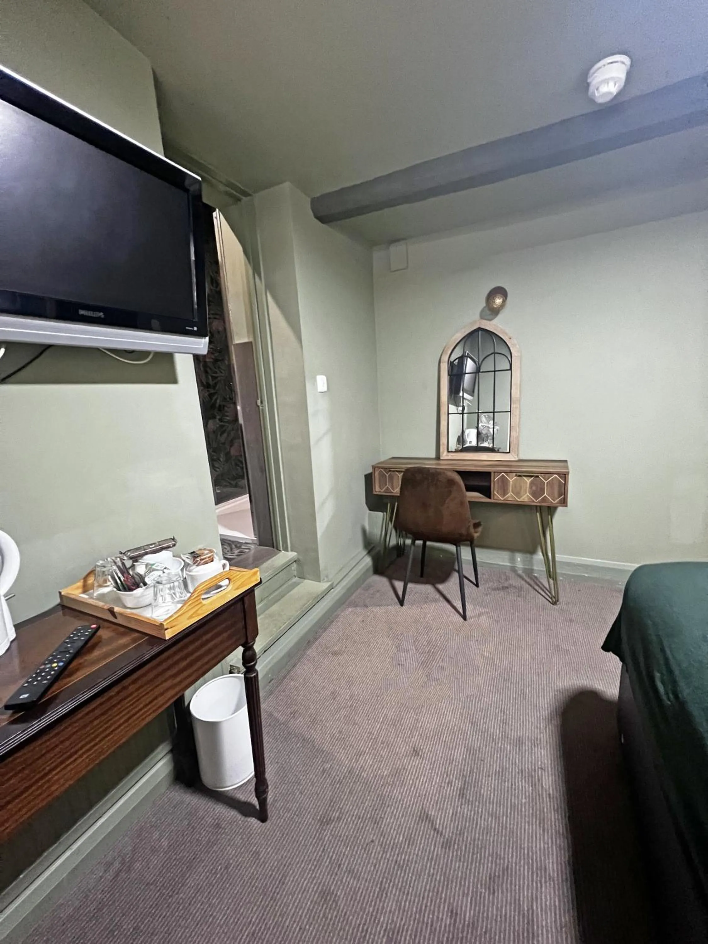 furniture, Bed in Shillingford Bridge Hotel