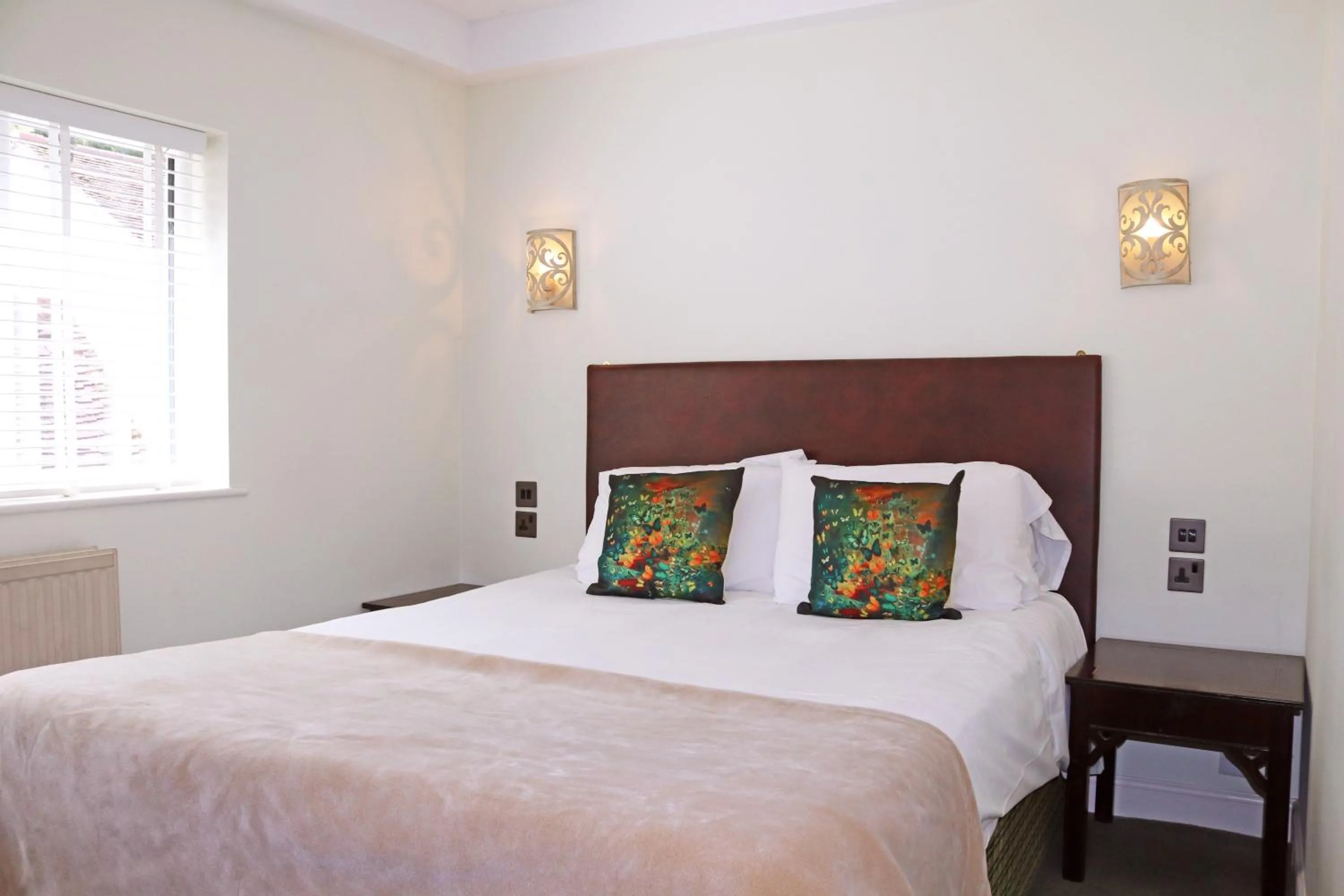 Bedroom, Bed in Shillingford Bridge Hotel