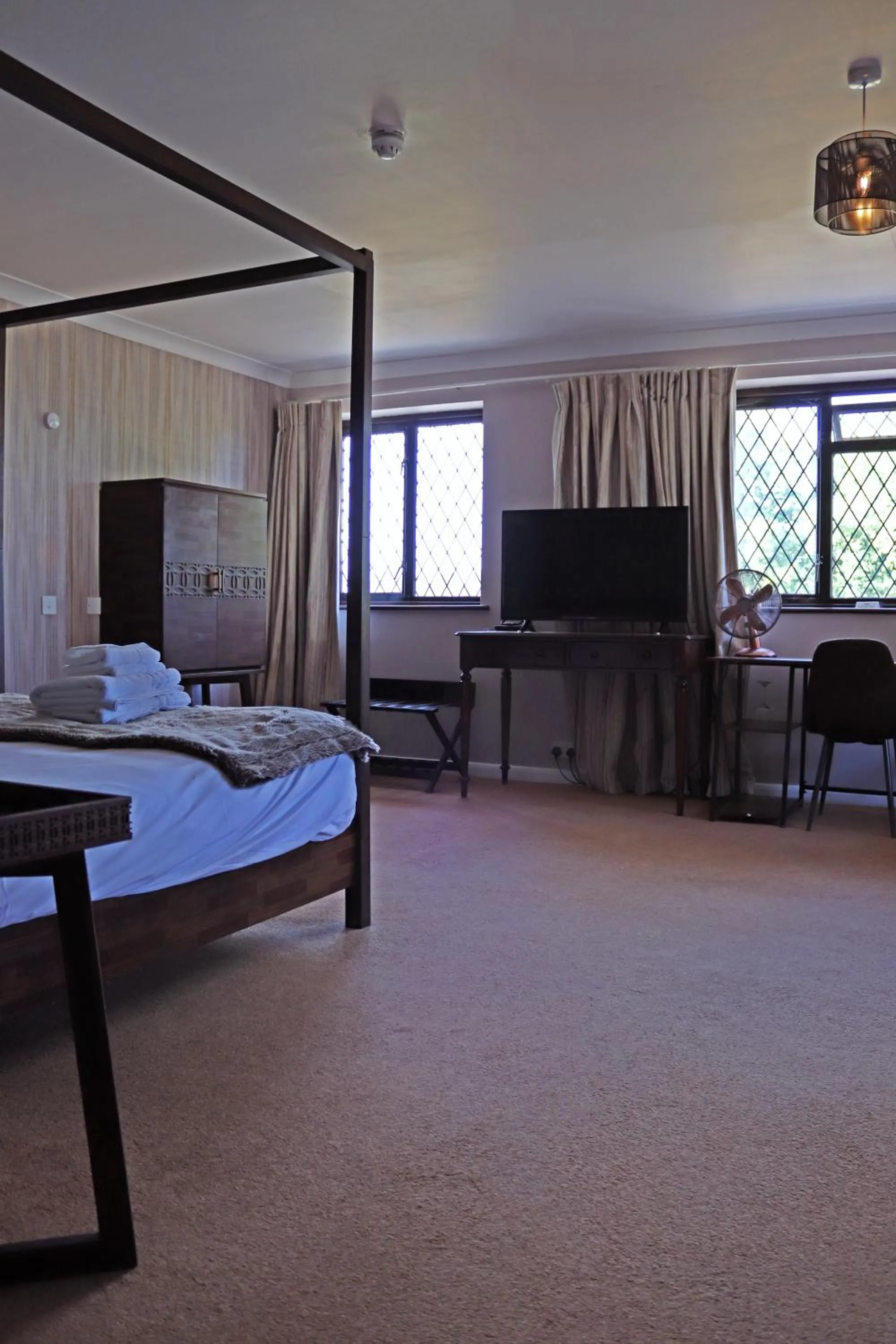 Bed in Shillingford Bridge Hotel