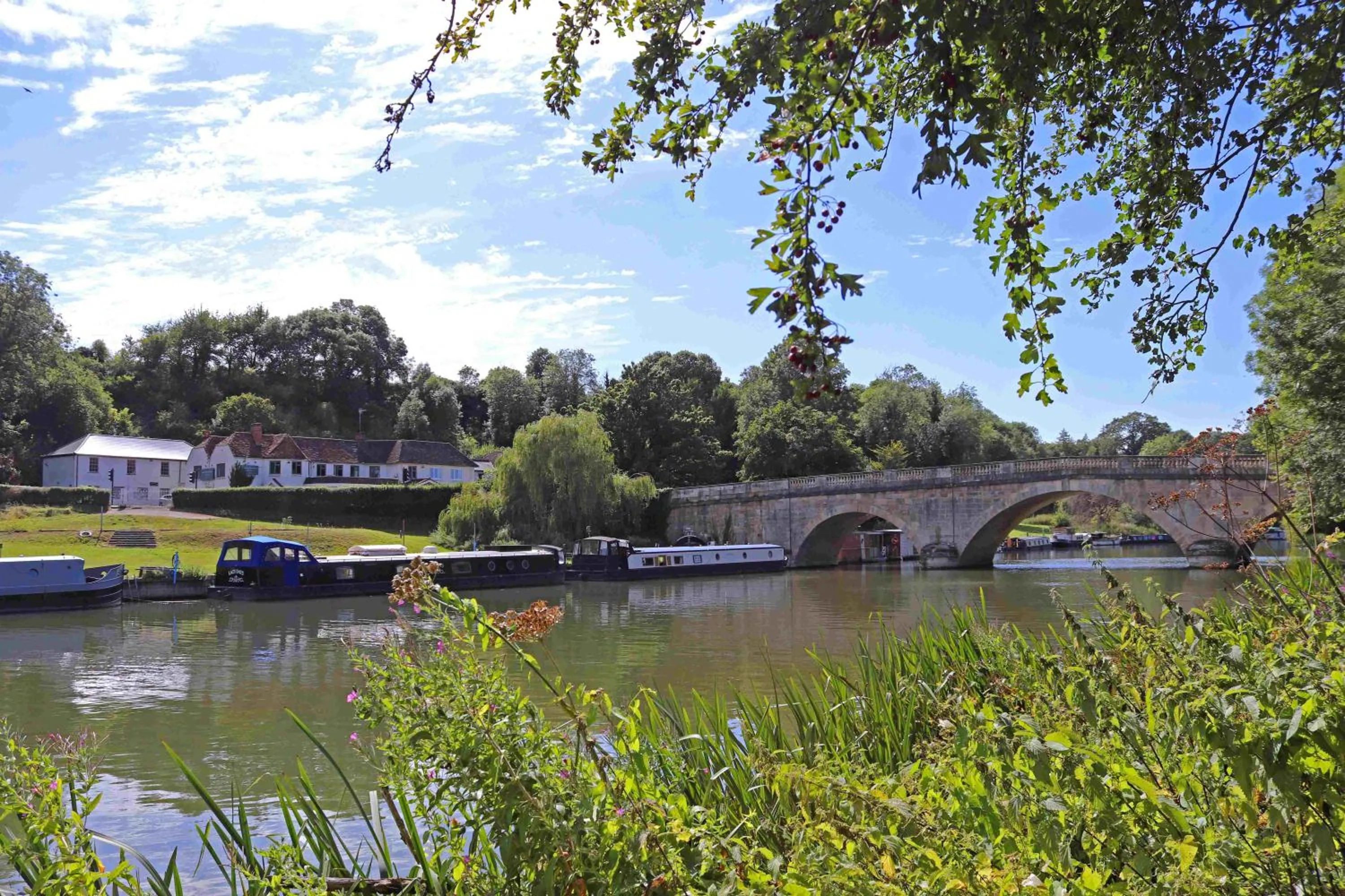 Property building in Shillingford Bridge Hotel