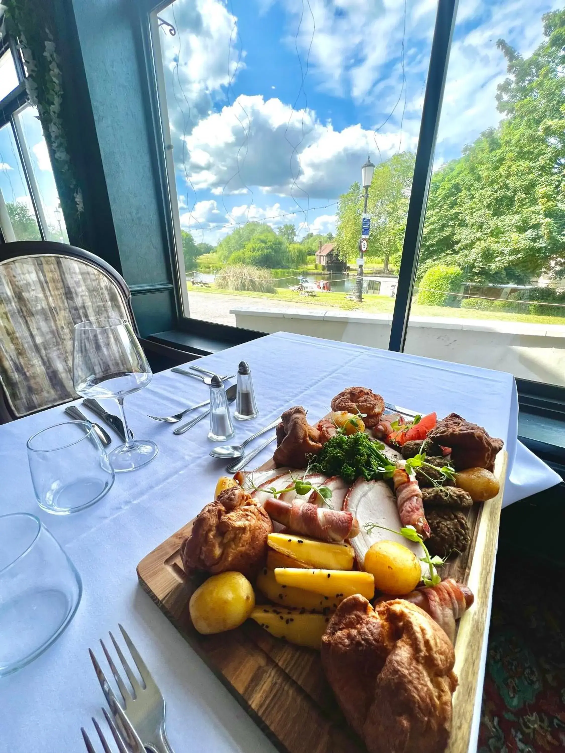 Restaurant/places to eat in Shillingford Bridge Hotel Restaurant/places to eat in Shillingford Bridge Hotel