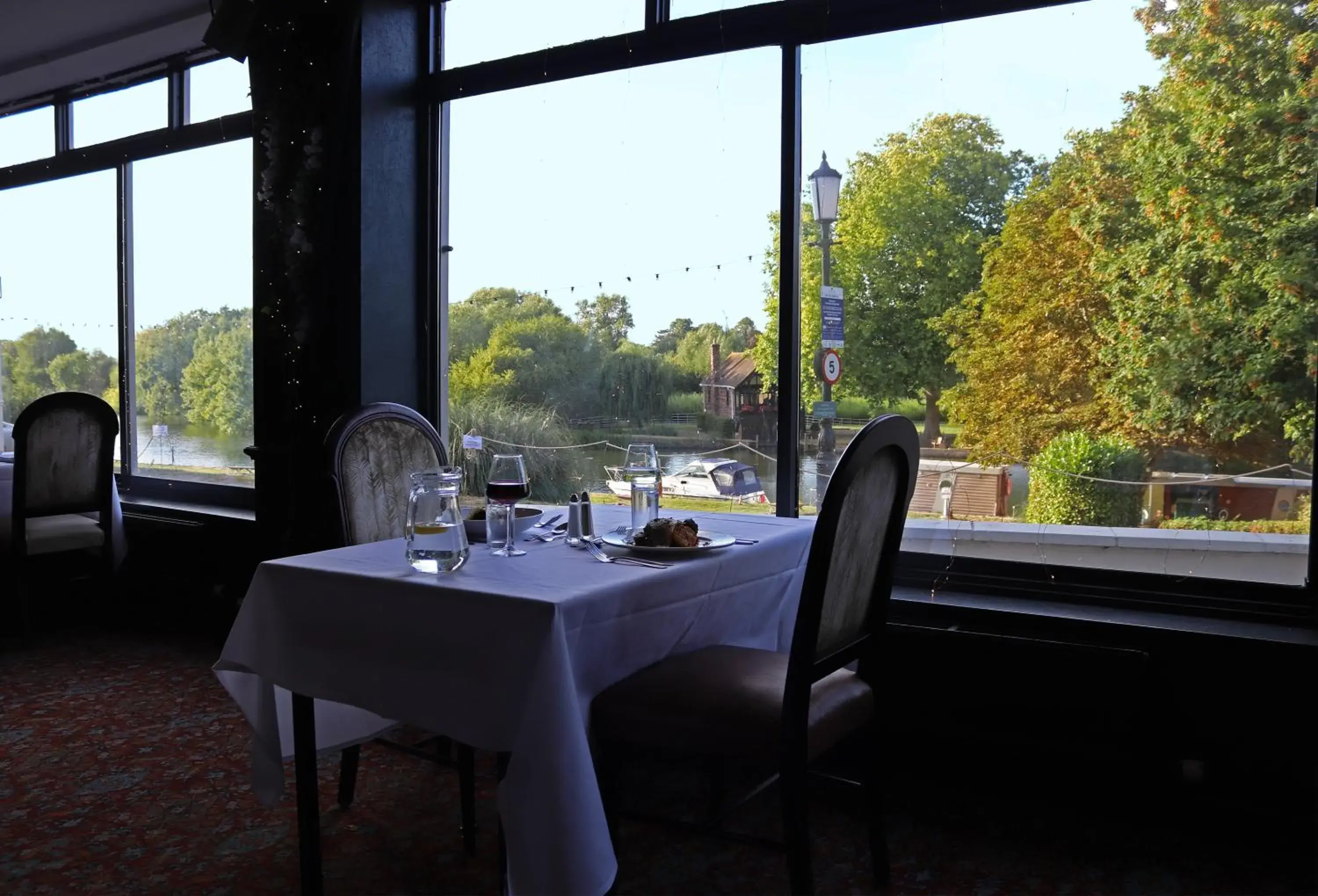 Restaurant/places to eat in Shillingford Bridge Hotel Restaurant/places to eat in Shillingford Bridge Hotel