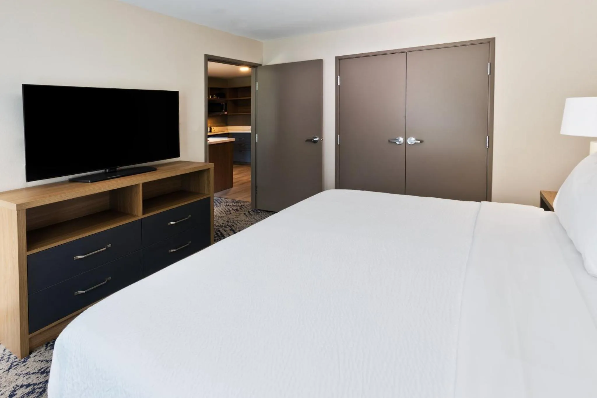 Photo of the whole room, Bed in Candlewood Suites Dothan by IHG