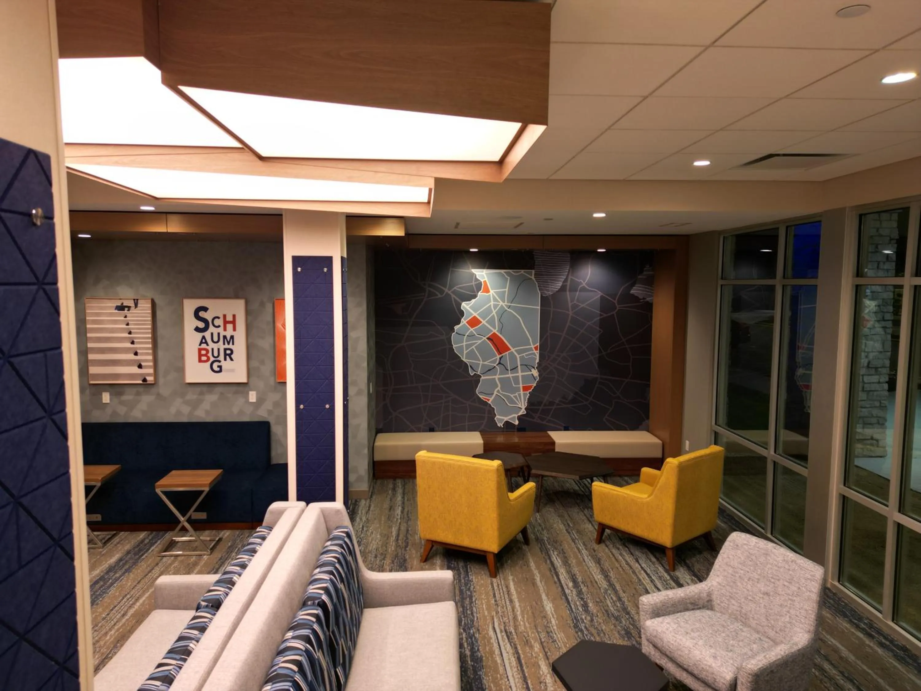 Seating area in Holiday Inn Express & Suites Chicago Schaumburg by IHG